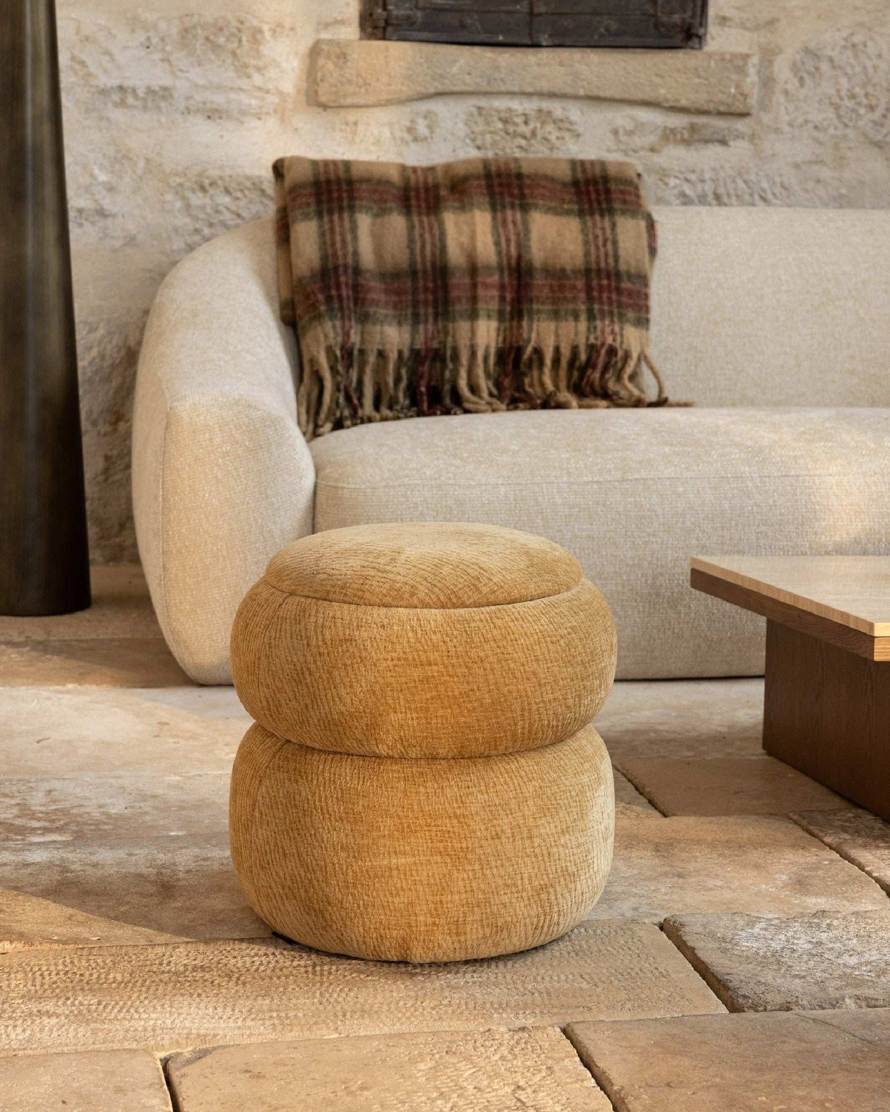 Pouf Sliema en tissu crêpé - Jaune ocre