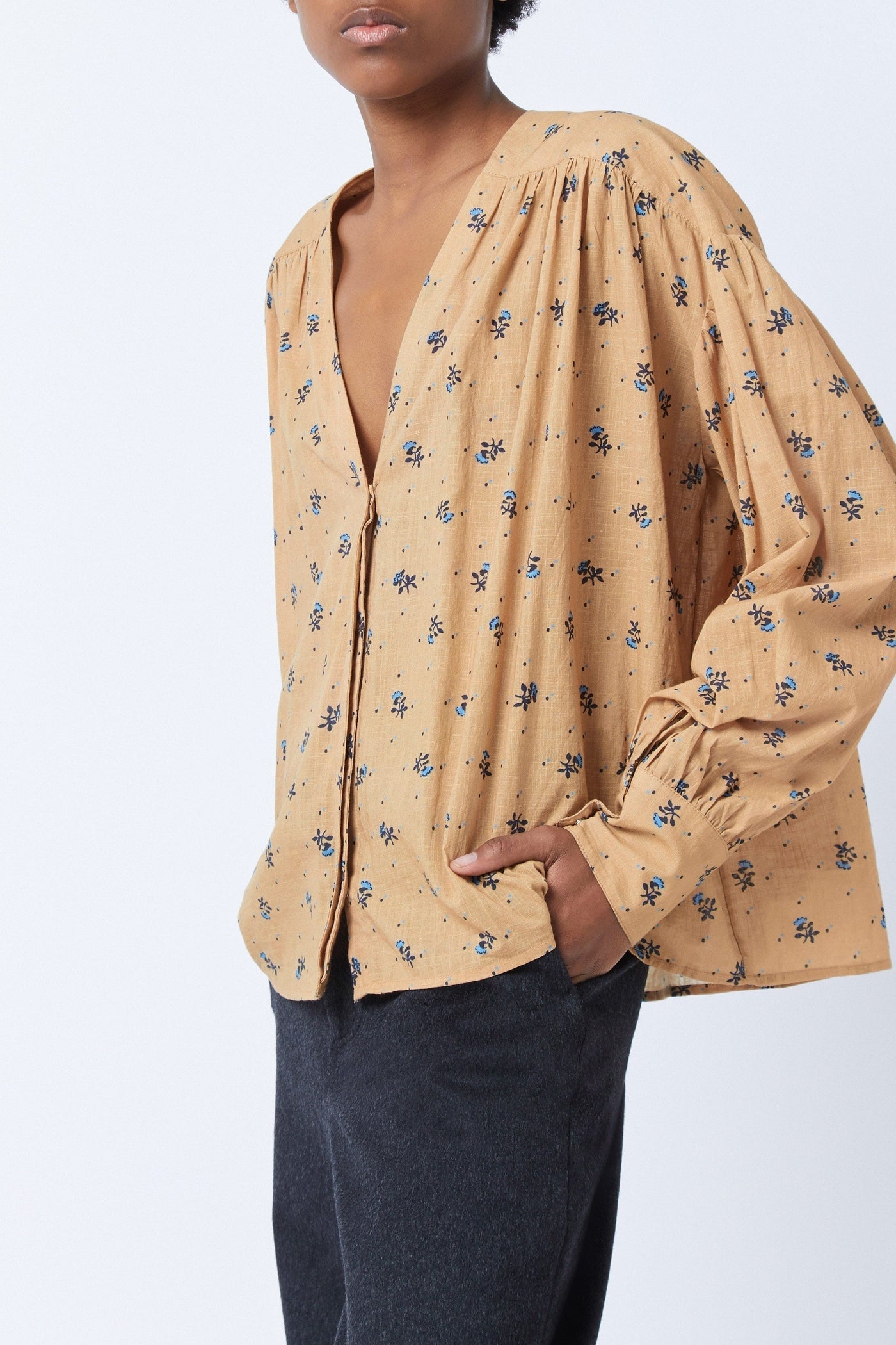 Blouse Jim Lyrics - Violet