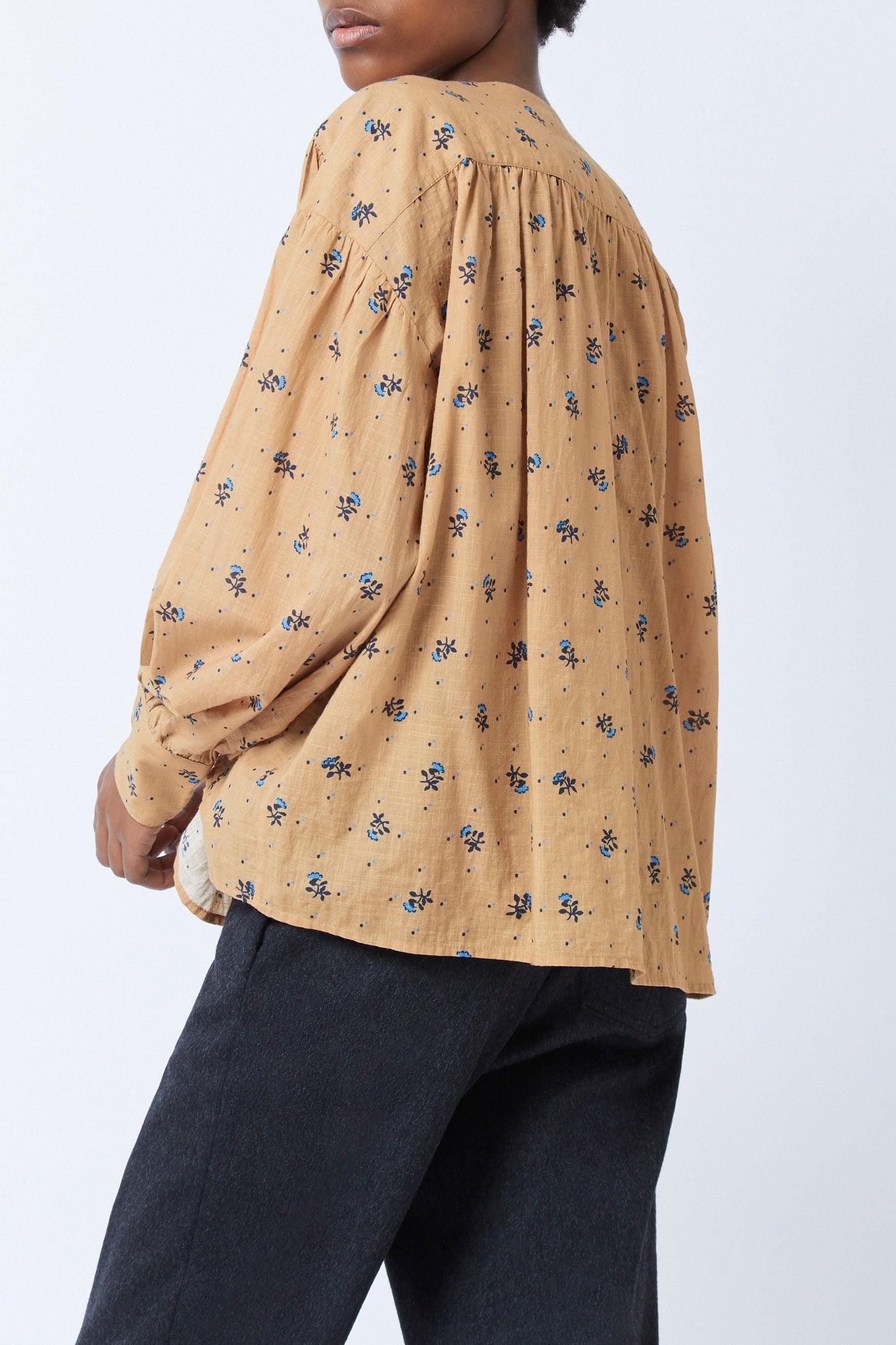 Blouse Jim Lyrics - Caramel