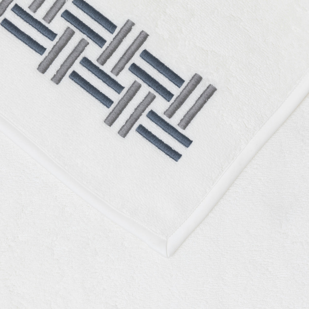 BASKET WEAVE EMBROIDERY / DRAP DE BAIN