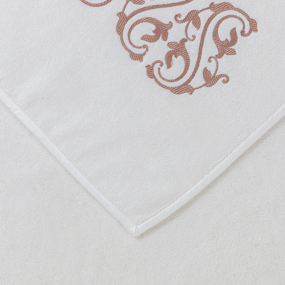 ORNATE MEDALLION EMBROIDERY / SERVIETTE DE BAIN