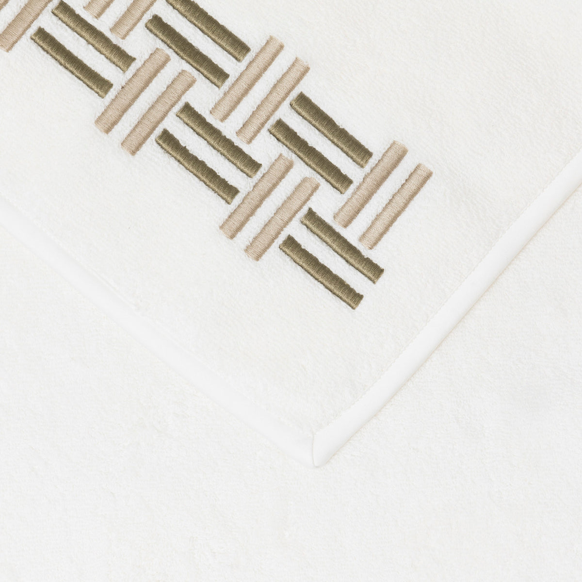 BASKET WEAVE EMBROIDERY / SERVIETTE INVITÉ