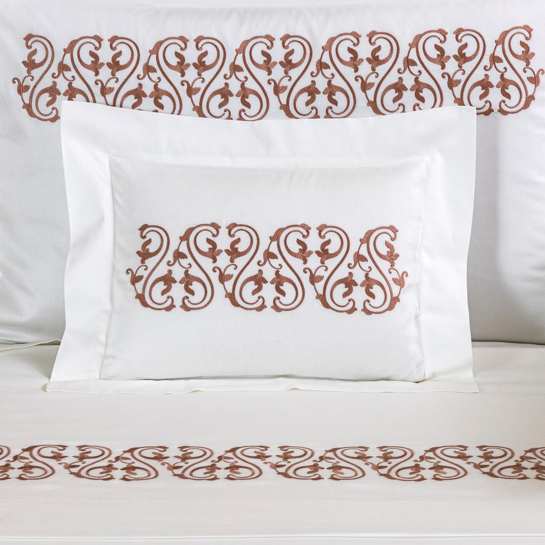 ORNATE MEDALLION EMBROIDERY / BOUDOIR TAIE D'OREILLER