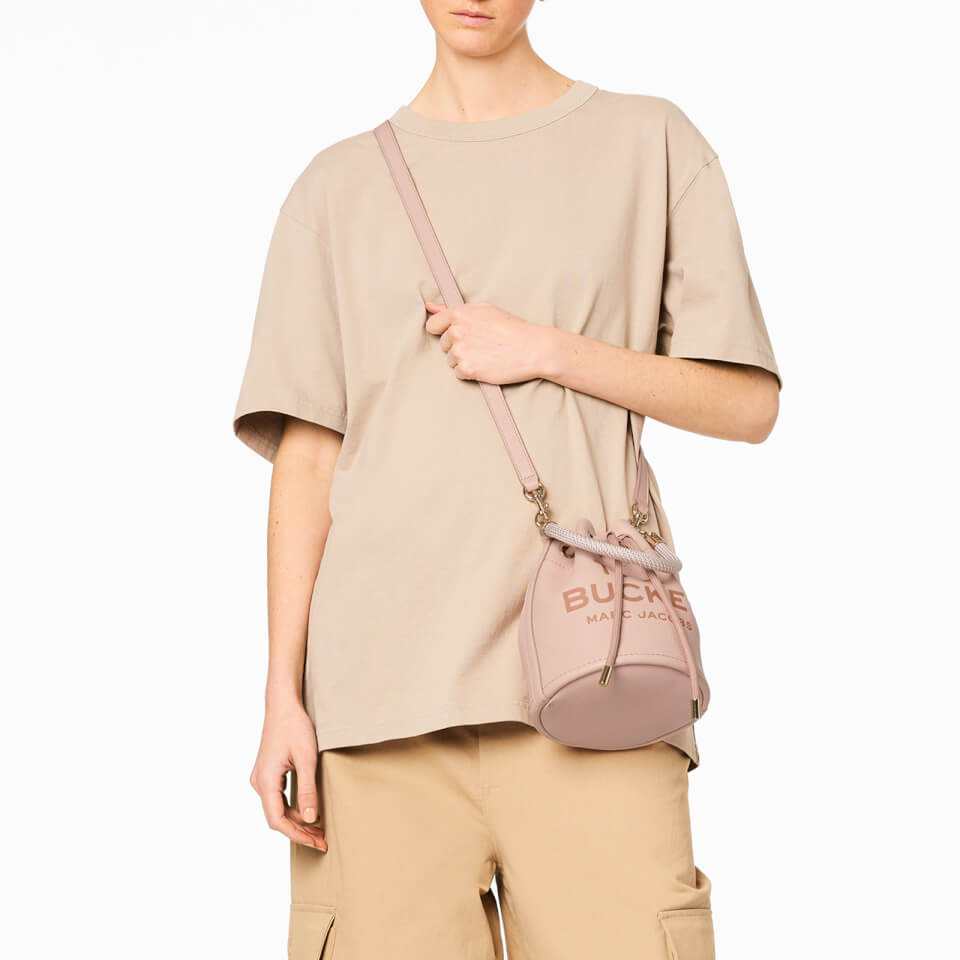 MOYEN   Sac seau à bandoulière en cuir - Rose