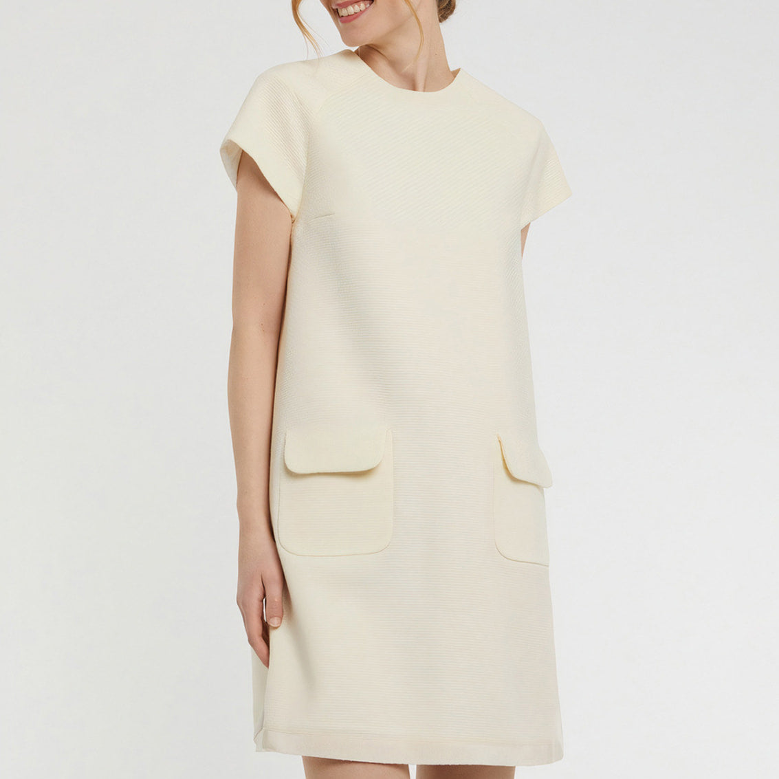 Short-sleeved trapeze dress in wool - Ecru