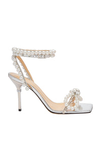 Bow 95 heeled sandals in mirrored leather & pearls - Silver