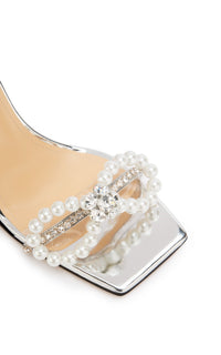 Bow 95 heeled sandals in mirrored leather & pearls - Silver