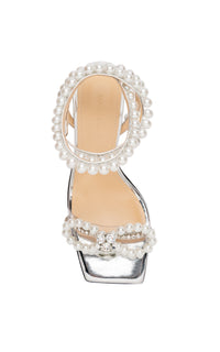 Bow 95 heeled sandals in mirrored leather & pearls - Silver