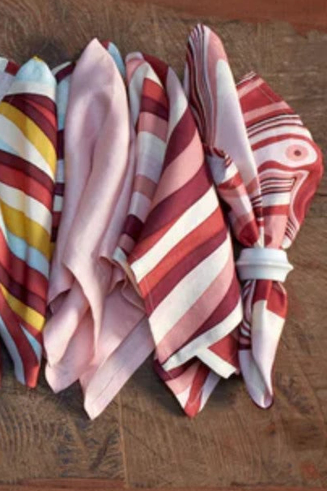 Set of 4 Satin Linen Wave Print Napkins - Red & Pink