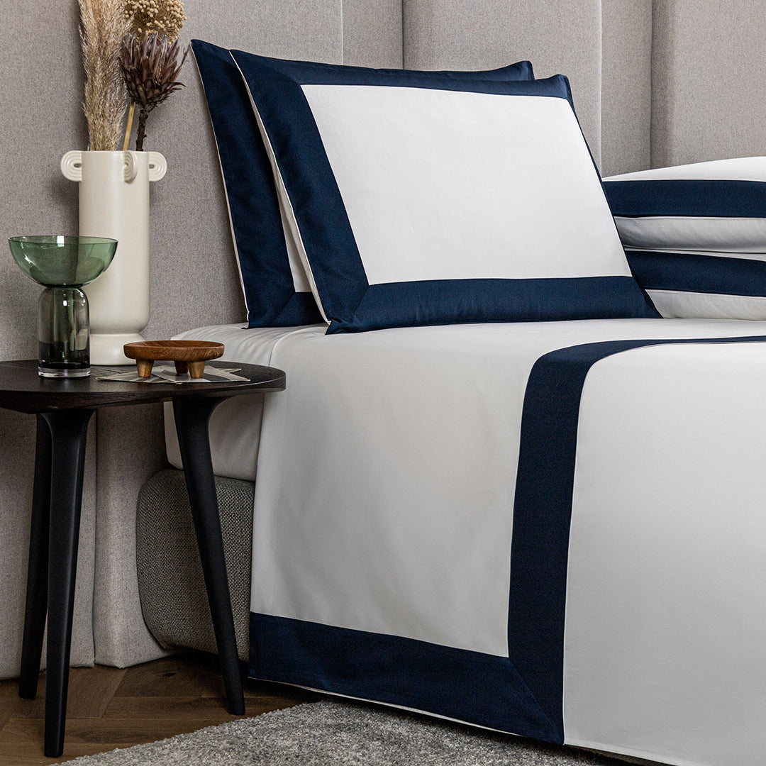 Bold 4-pc cotton bed linen set - Milk & Midnight blue