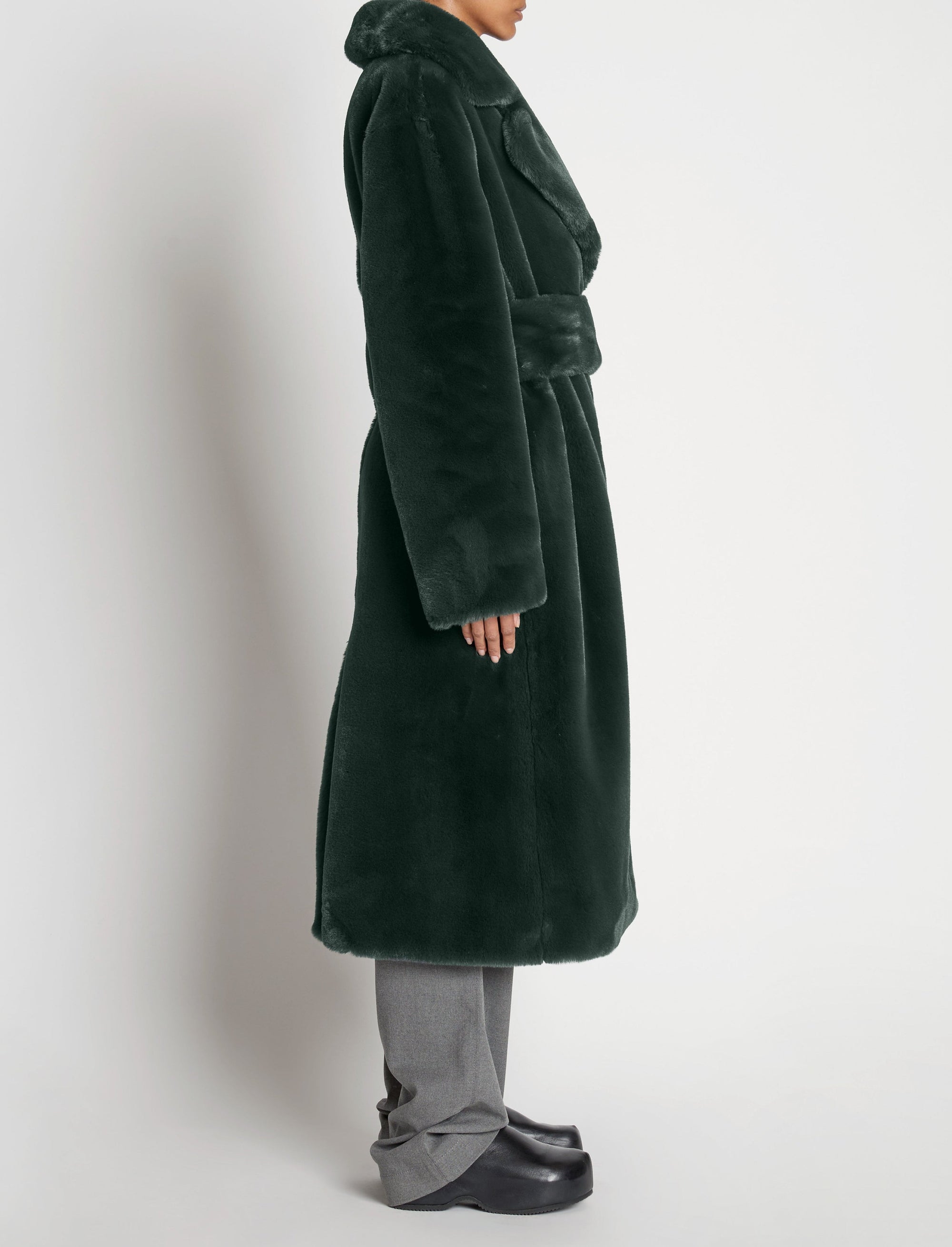 Manteau long ceinturé en faussure fourrure - Pine