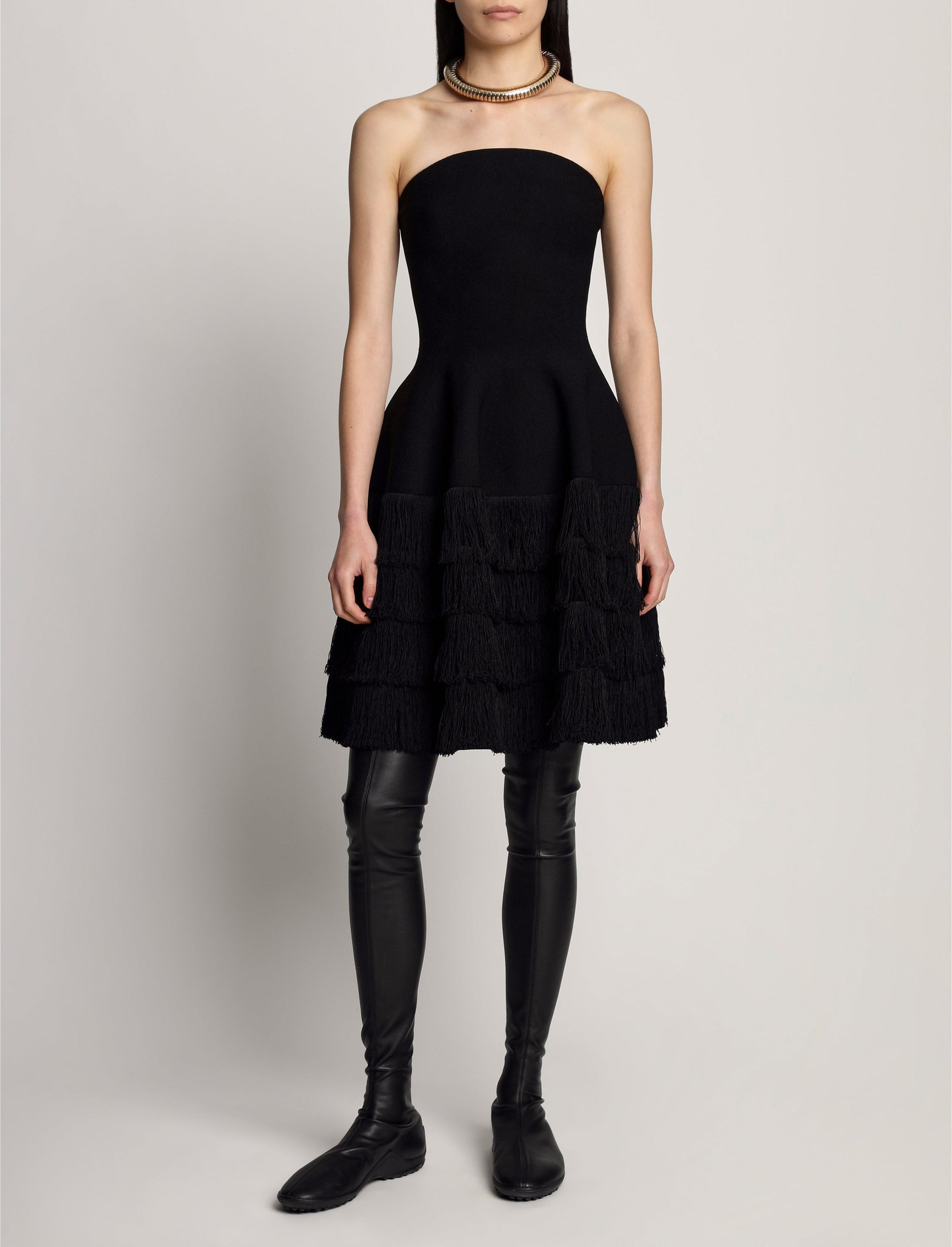 Sculpted knit dress with textured fringes - Black
