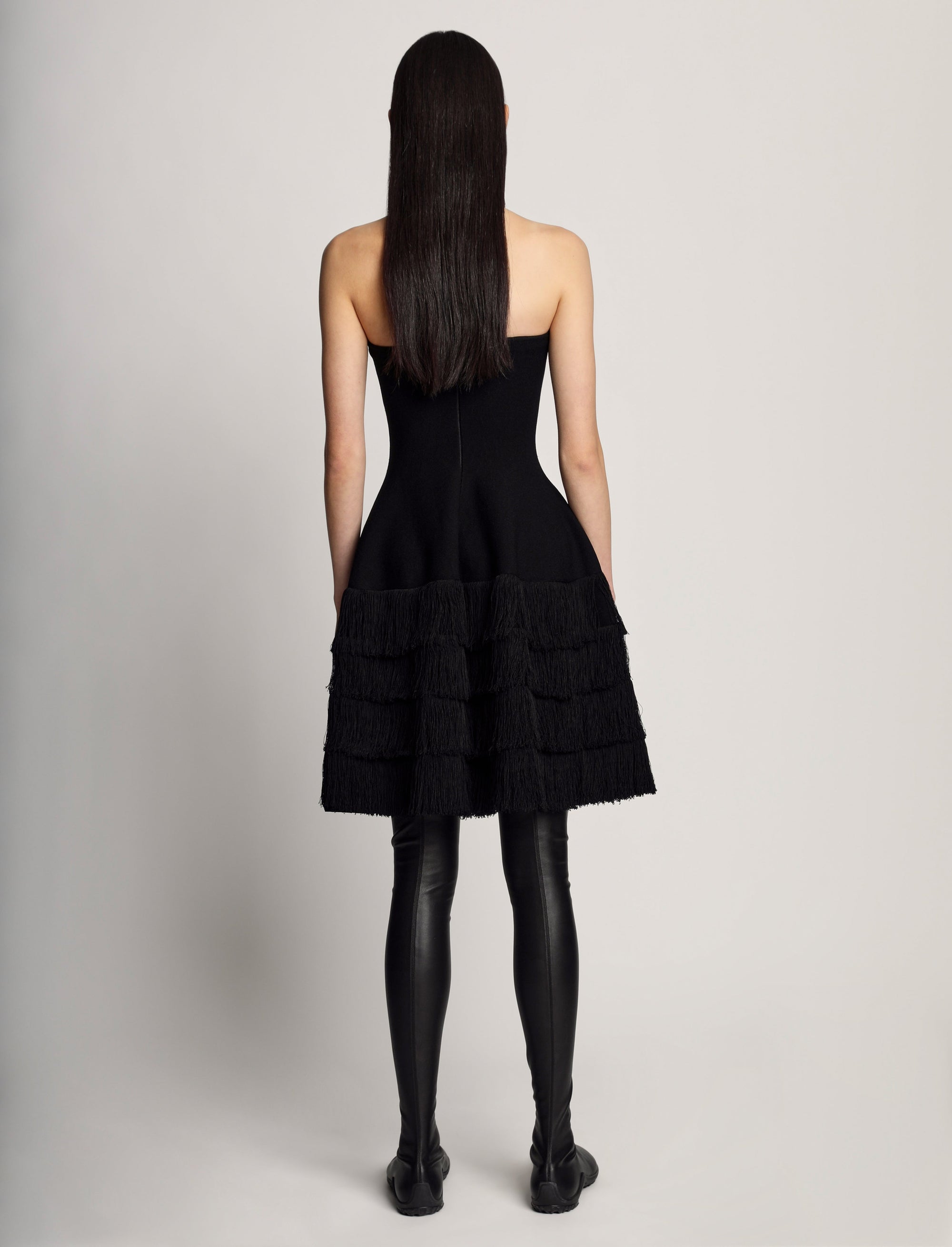 Sculpted knit dress with textured fringes - Black