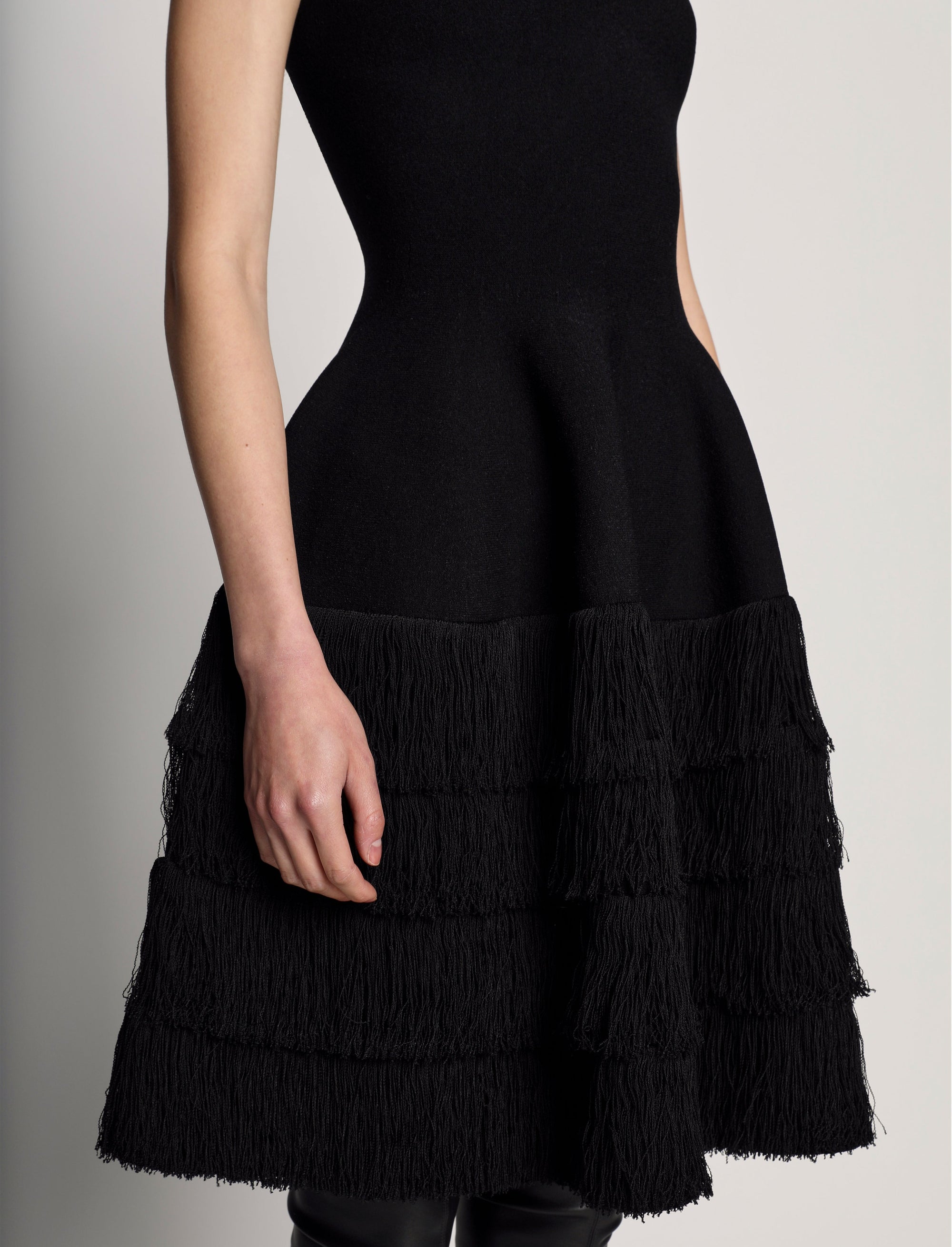 Sculpted knit dress with textured fringes - Black