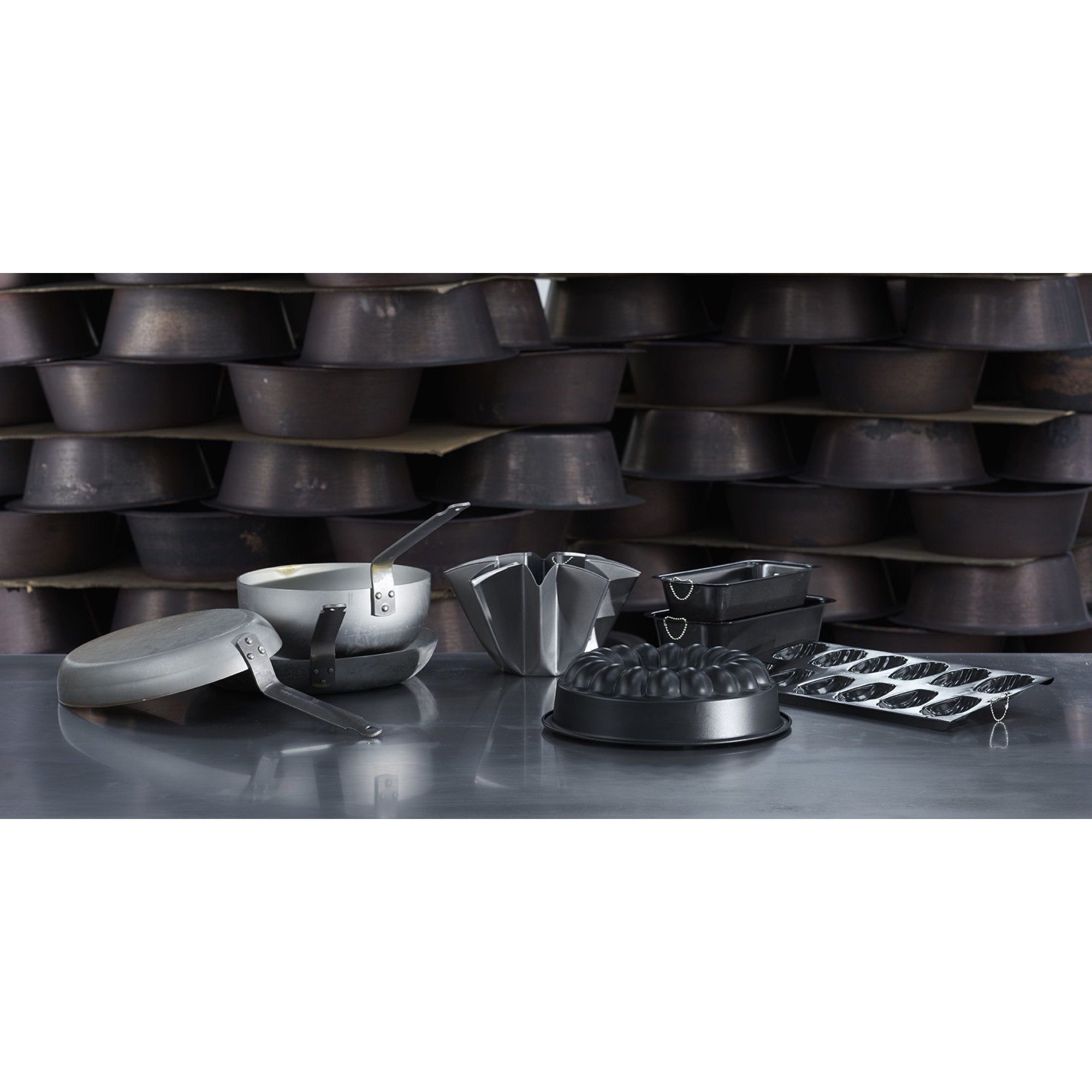 M'PASSION 32cm round sheet metal plate