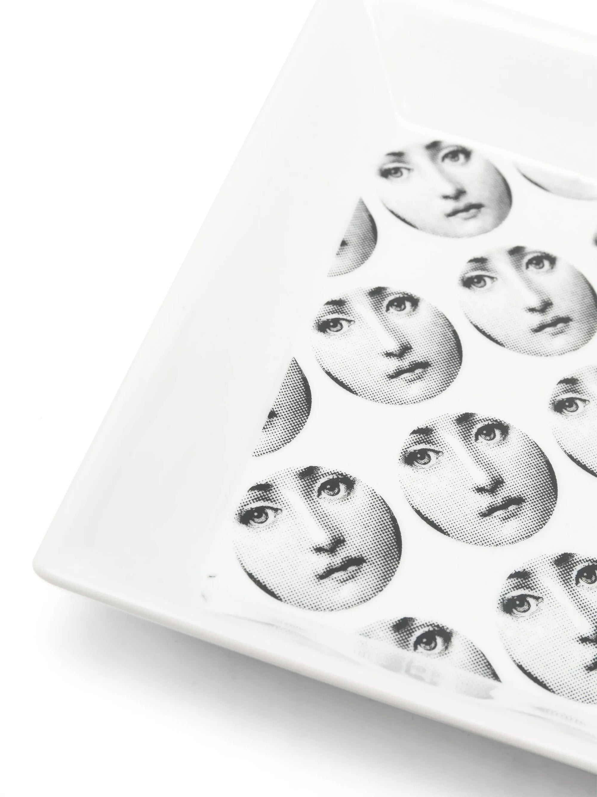 Assiette carrée Tema e Variazioni n°197 en porcelaine - Noir & Blanc
