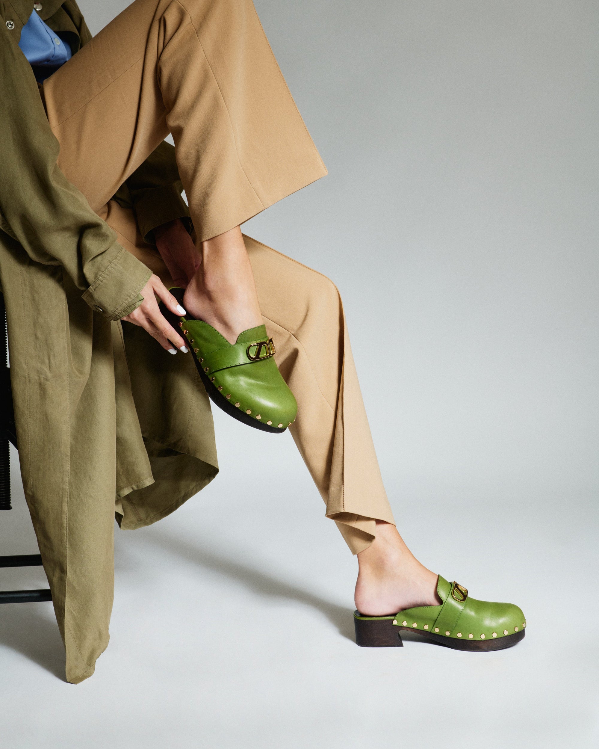 4qty DÉJÀ VU 220€ / Sabots Heidi cloutés 40 en cuir - Green