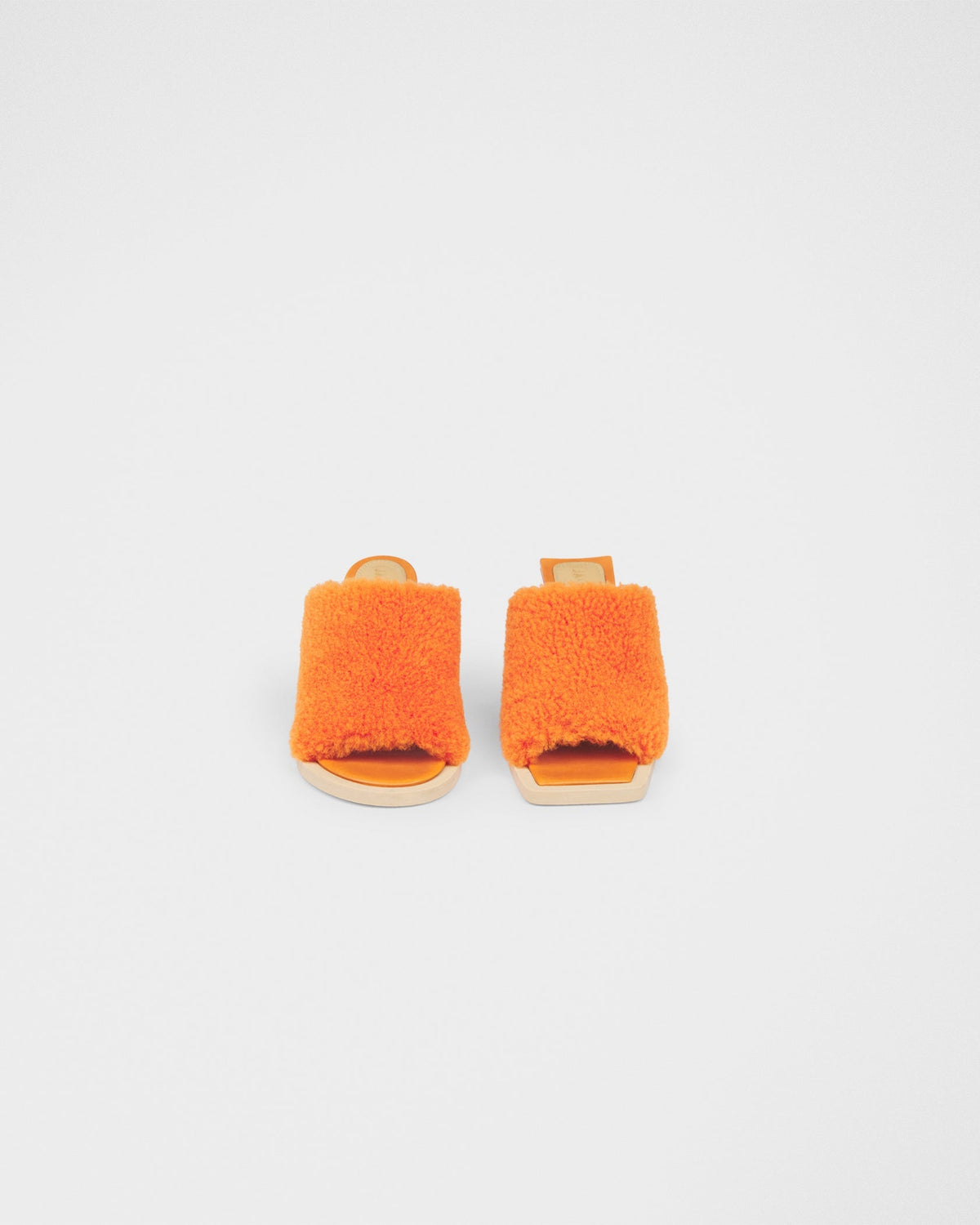 150€ / 2 sold //8 QTY / ST25%   Mules avec logo 75 en peau lainée - Orange