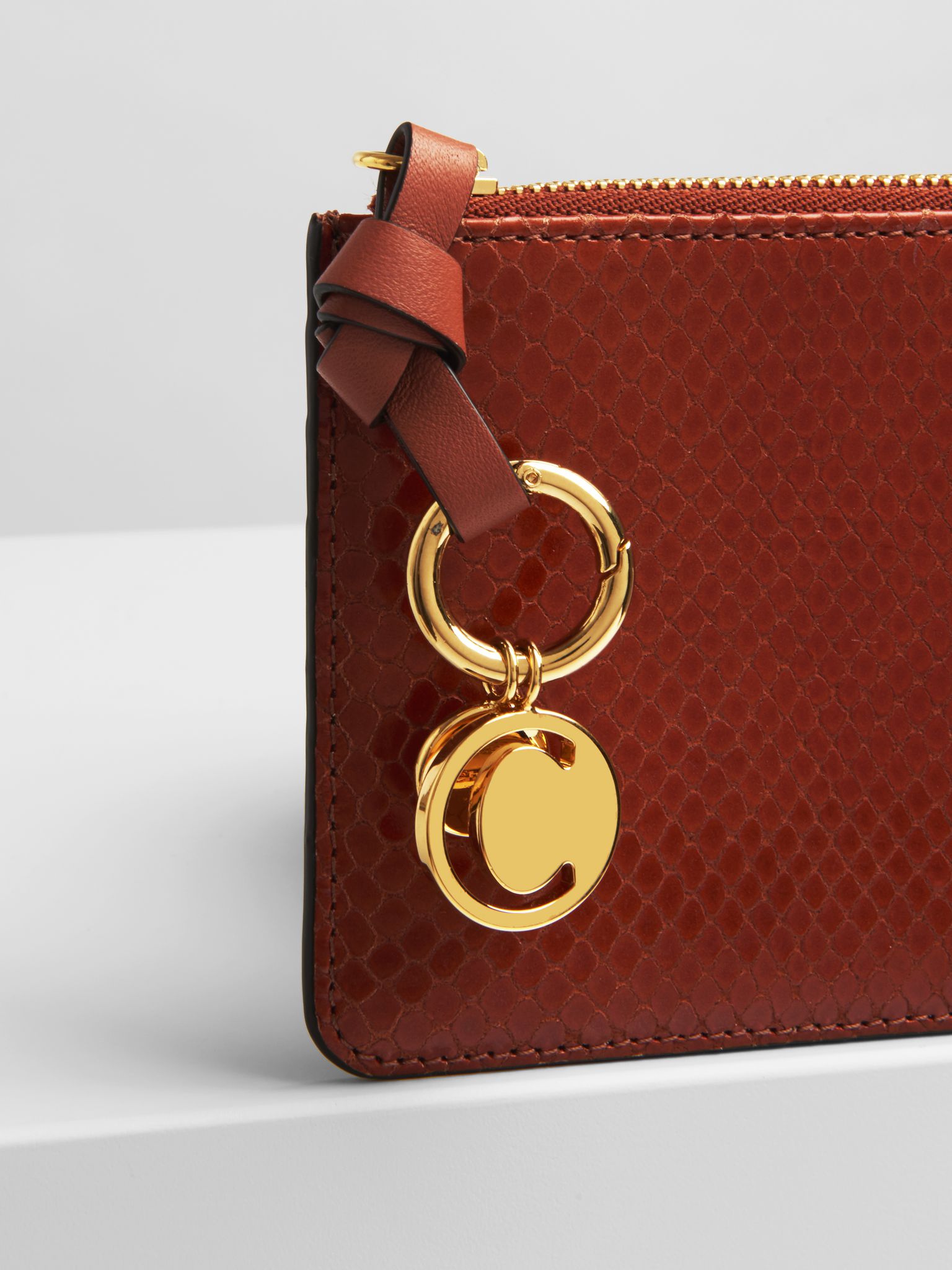 Portefeuille plat zippé Alphabet en cuir - Chestnut Brown