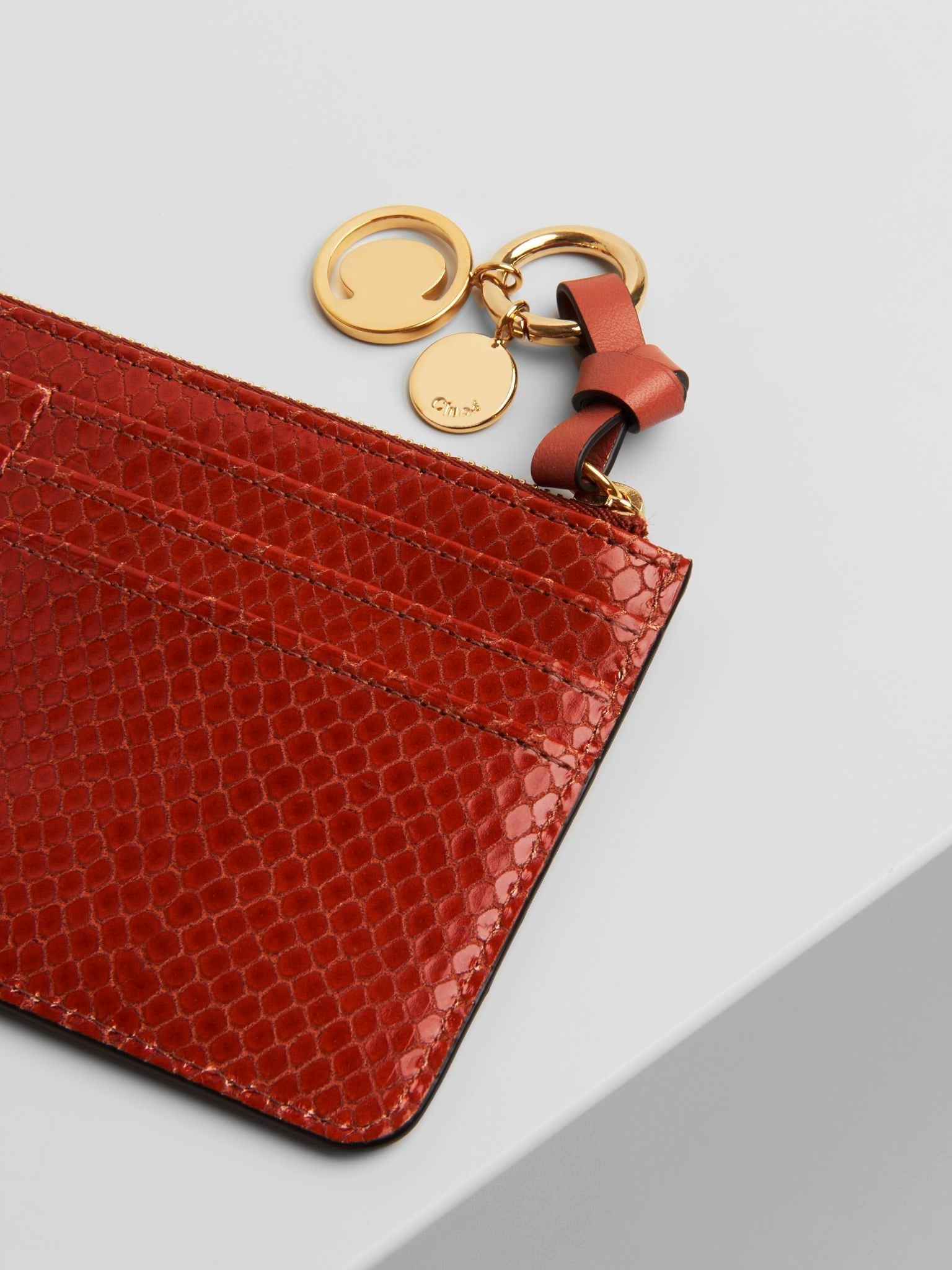 Portefeuille plat zippé Alphabet en cuir - Chestnut Brown