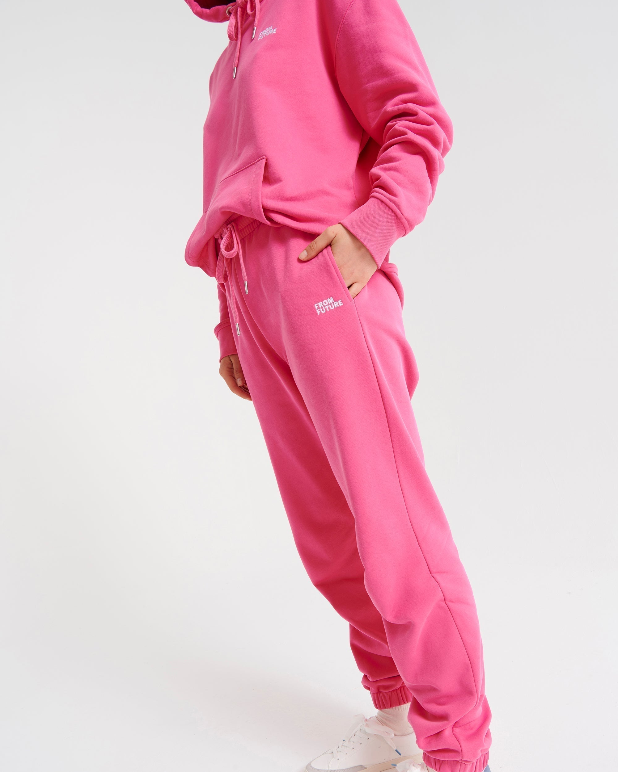 ROSE FLUO / DJV / QTY : 4 / Pantalon Jogging Broderie FROM FUTURE - Rose Fluo