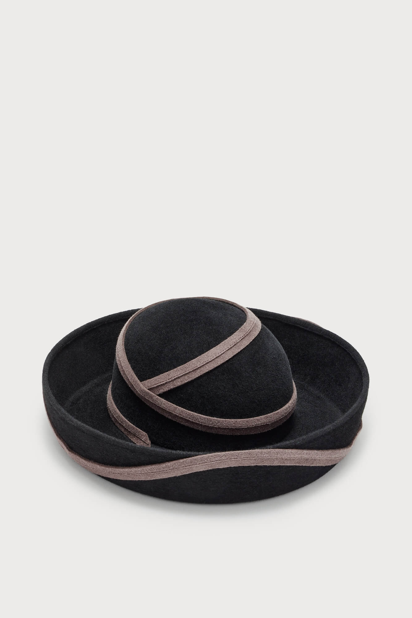 BLACK & TAUPE SIGMAR FELT chapeau en feutre avec détail de vague