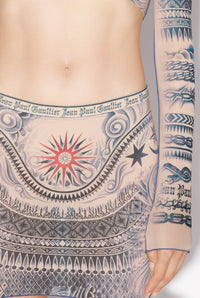 Jupe courte Tattoo imprimée - Nude & Blue & Red