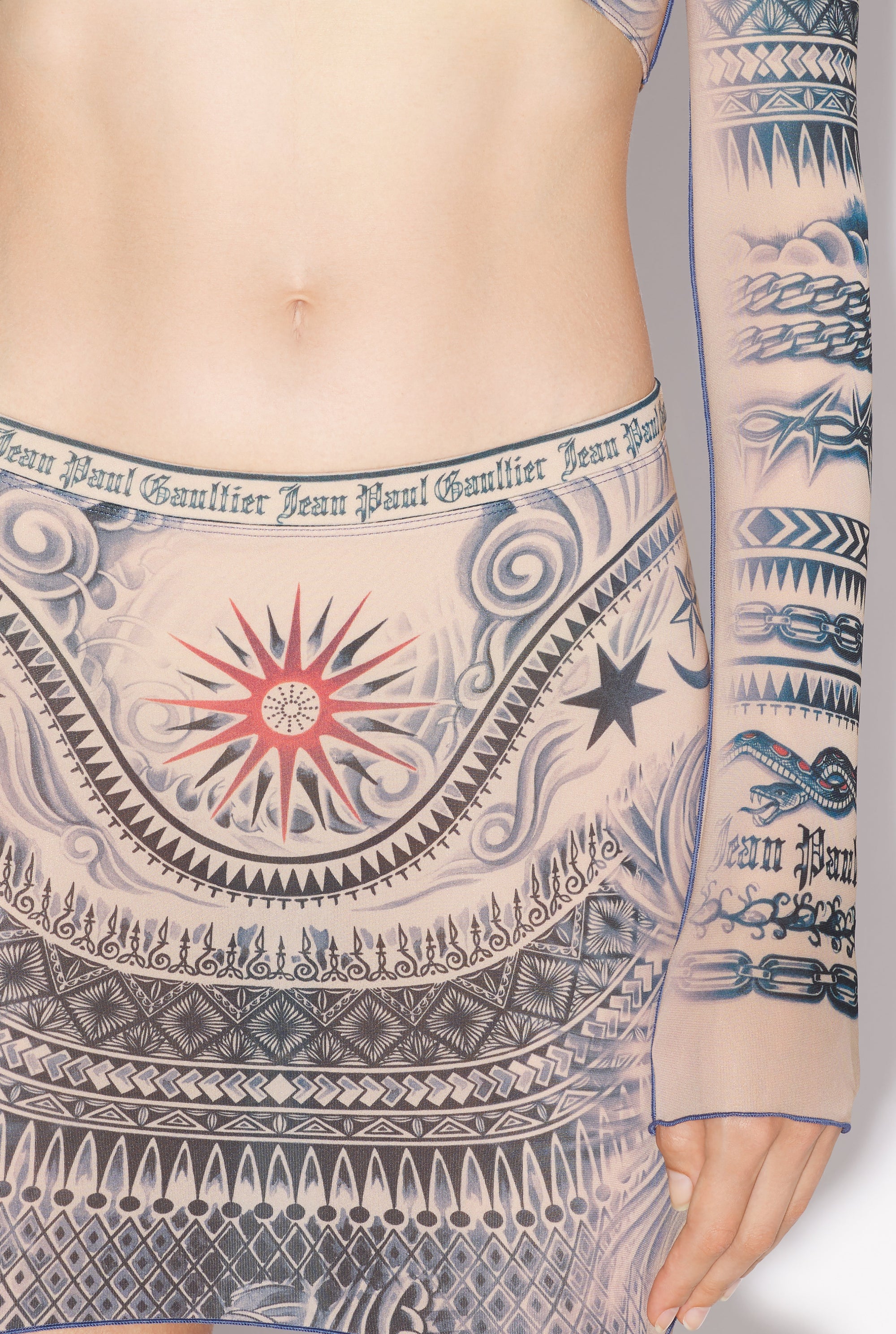 Jupe courte Tattoo imprimée - Nude & Blue & Red