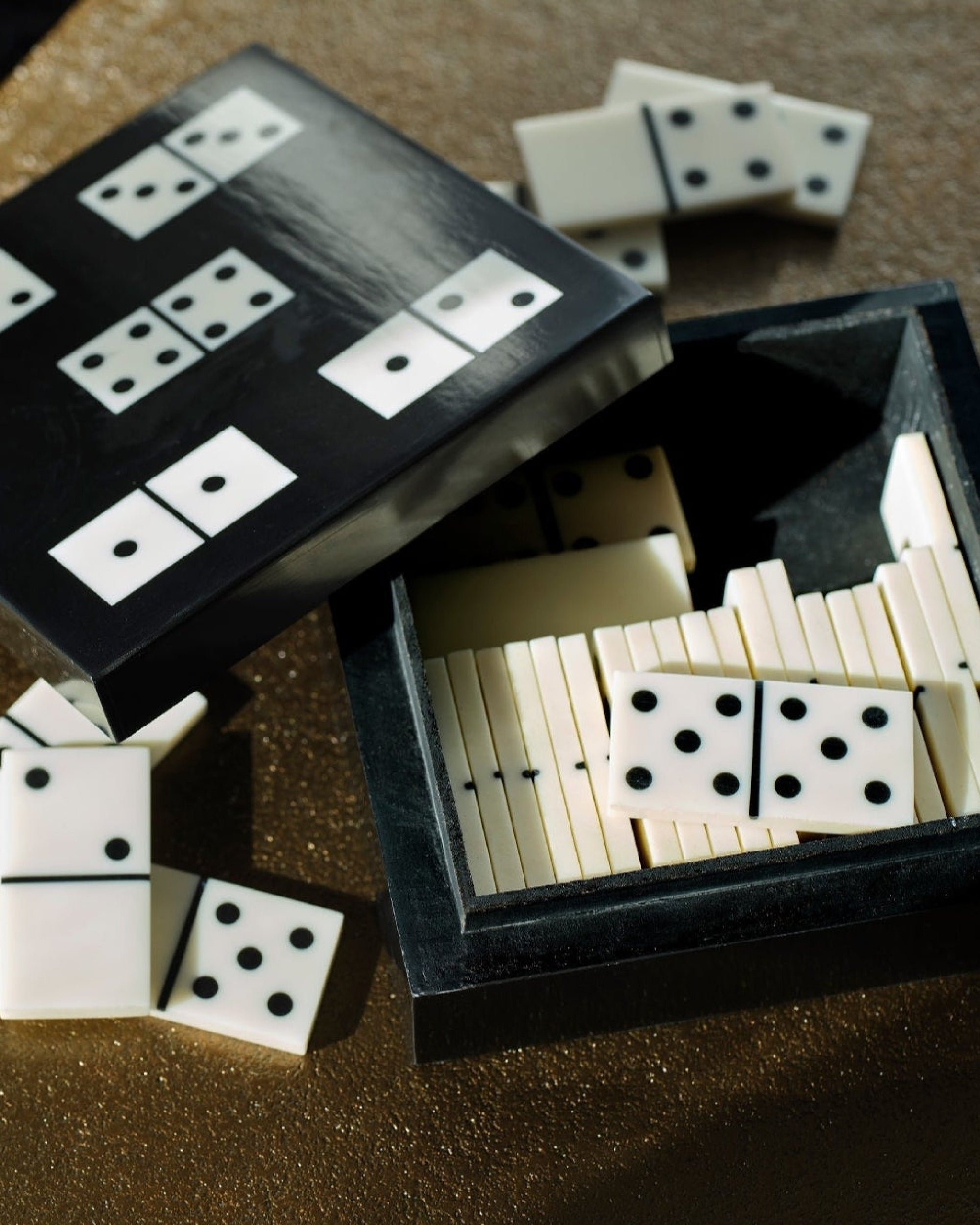 DOMINO SCOTT