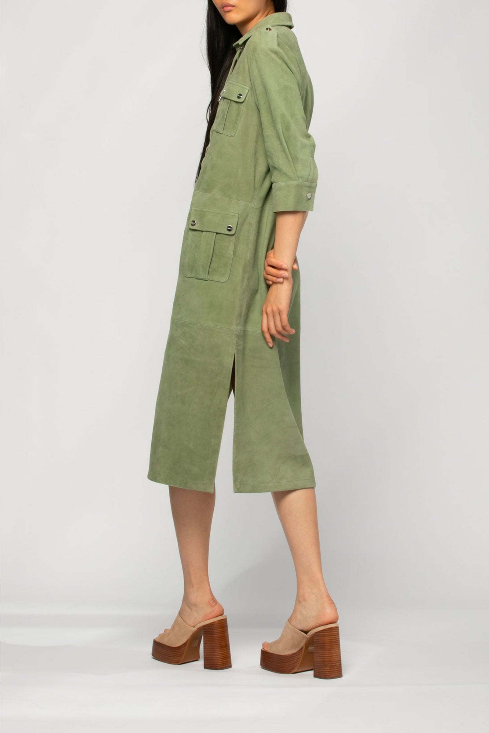 1 QTY RELIQUAT ST 0% QTY VENDU 0/1 ROBE LACEE EN CUIR VELOURS