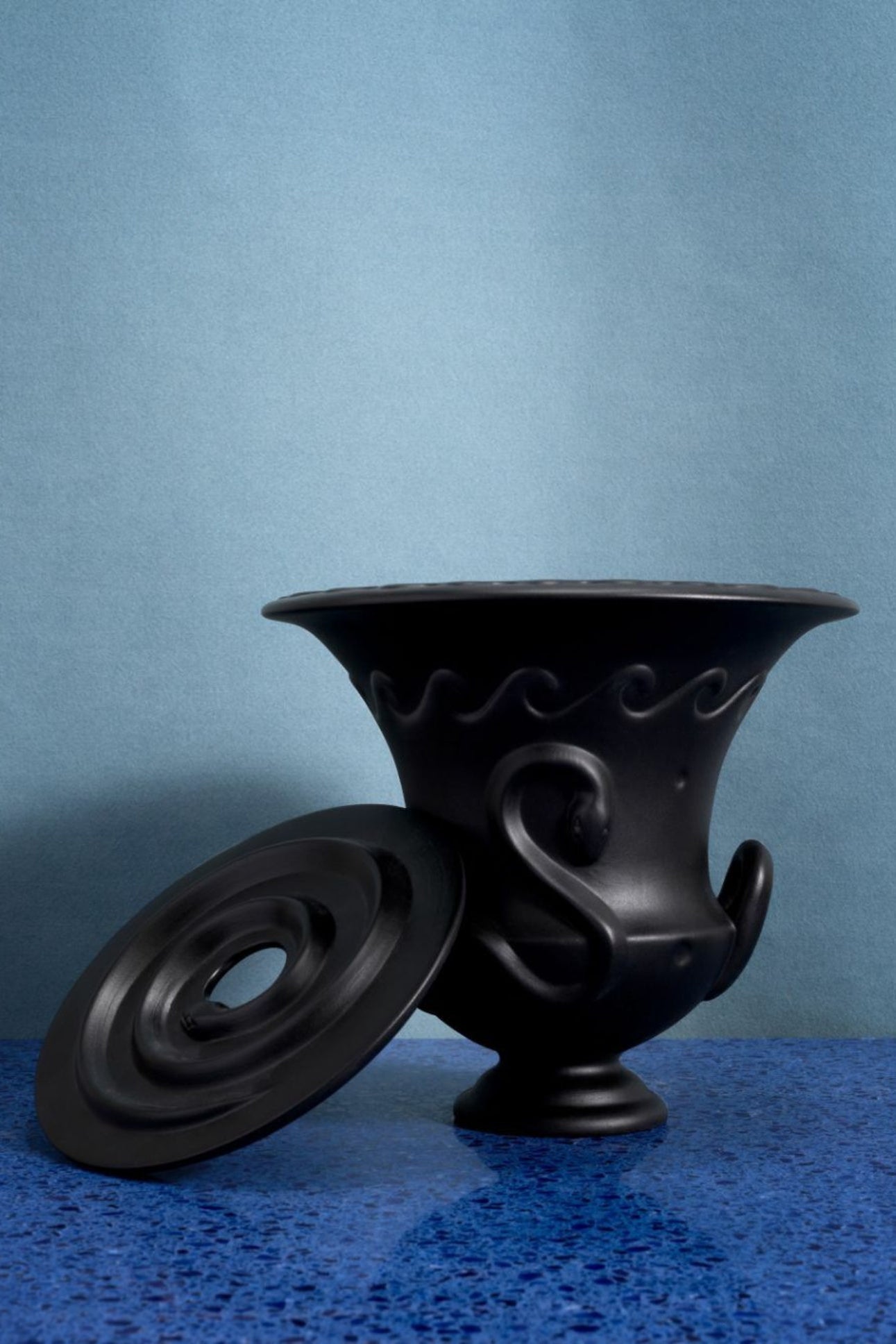 Hydra Candle-Black. 800g. Frag=10% Green Vetiver