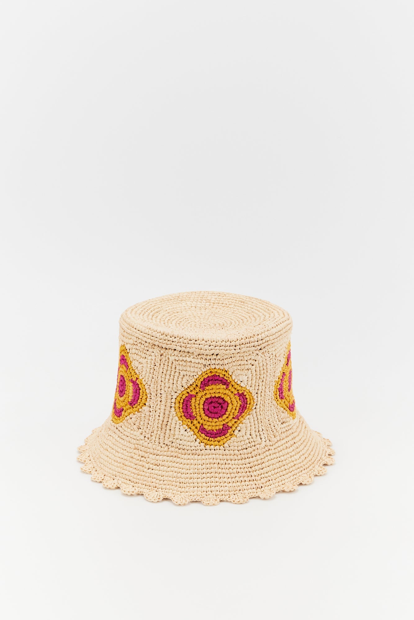FUCHSIA BOB HAT FLOWER RAFFIA Chapeau bob au crochet avec motif floral