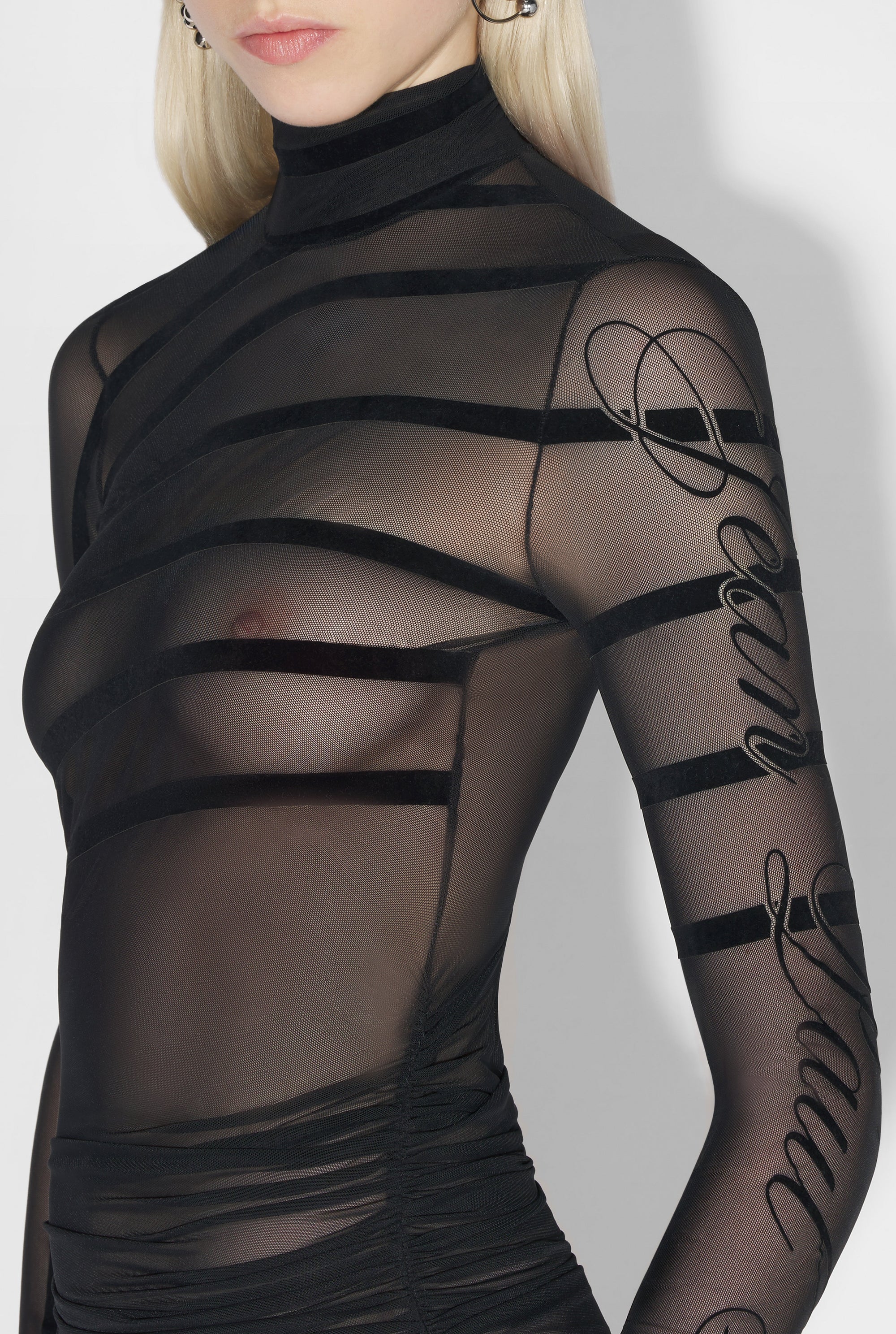 Robe longue drapée en tulle - Black & Black