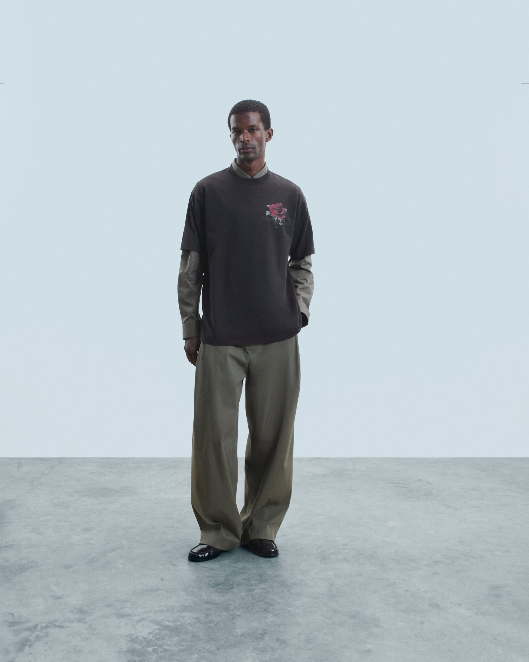 WASHED BLACK / NEW / QTY : 17 / T-shirt Col Rond Manches Courtes Roses - Washed Black