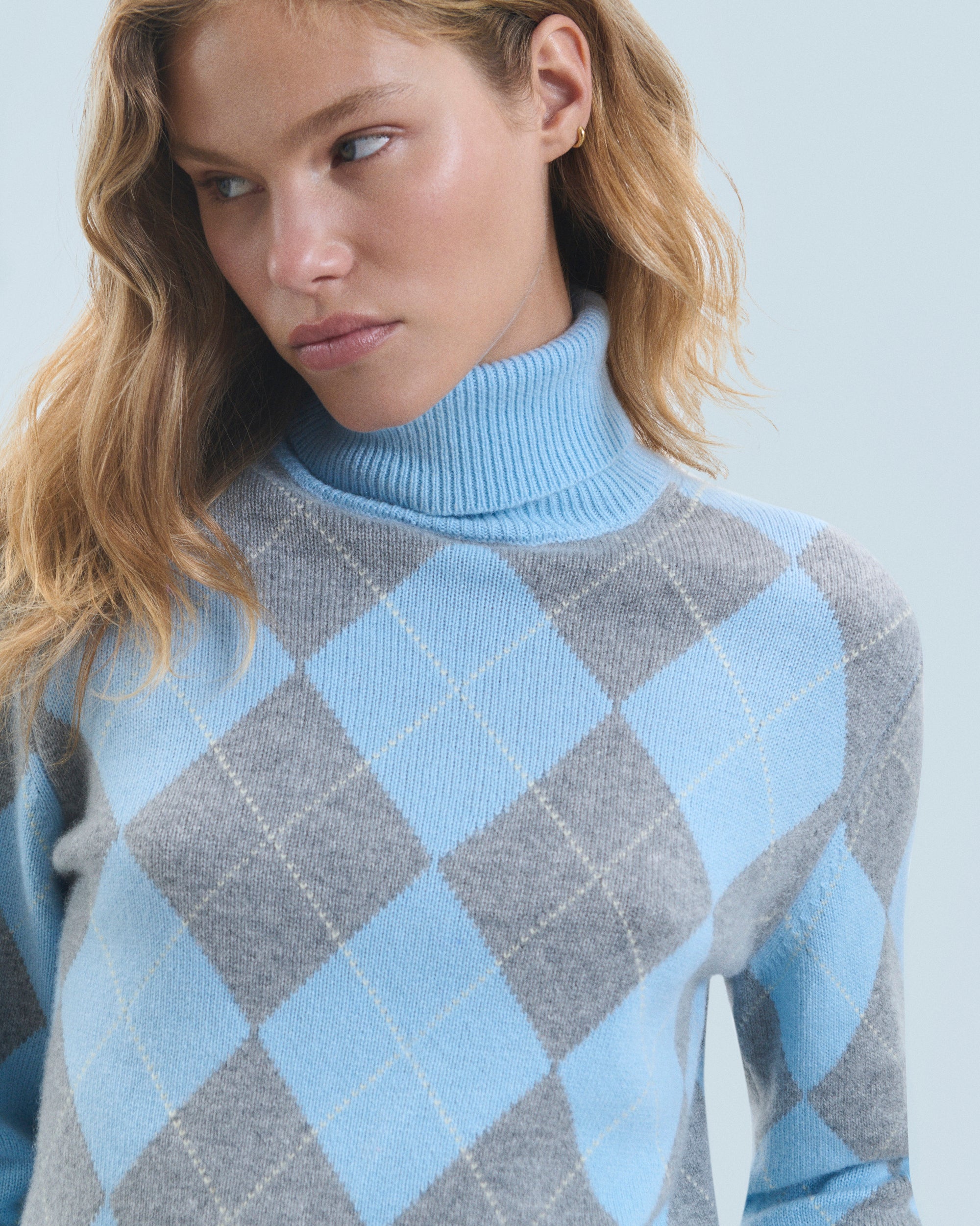 BABY BLUE / NEW / QTY : 4 / Pull Col Roulé à Motif Losange - Baby Blue