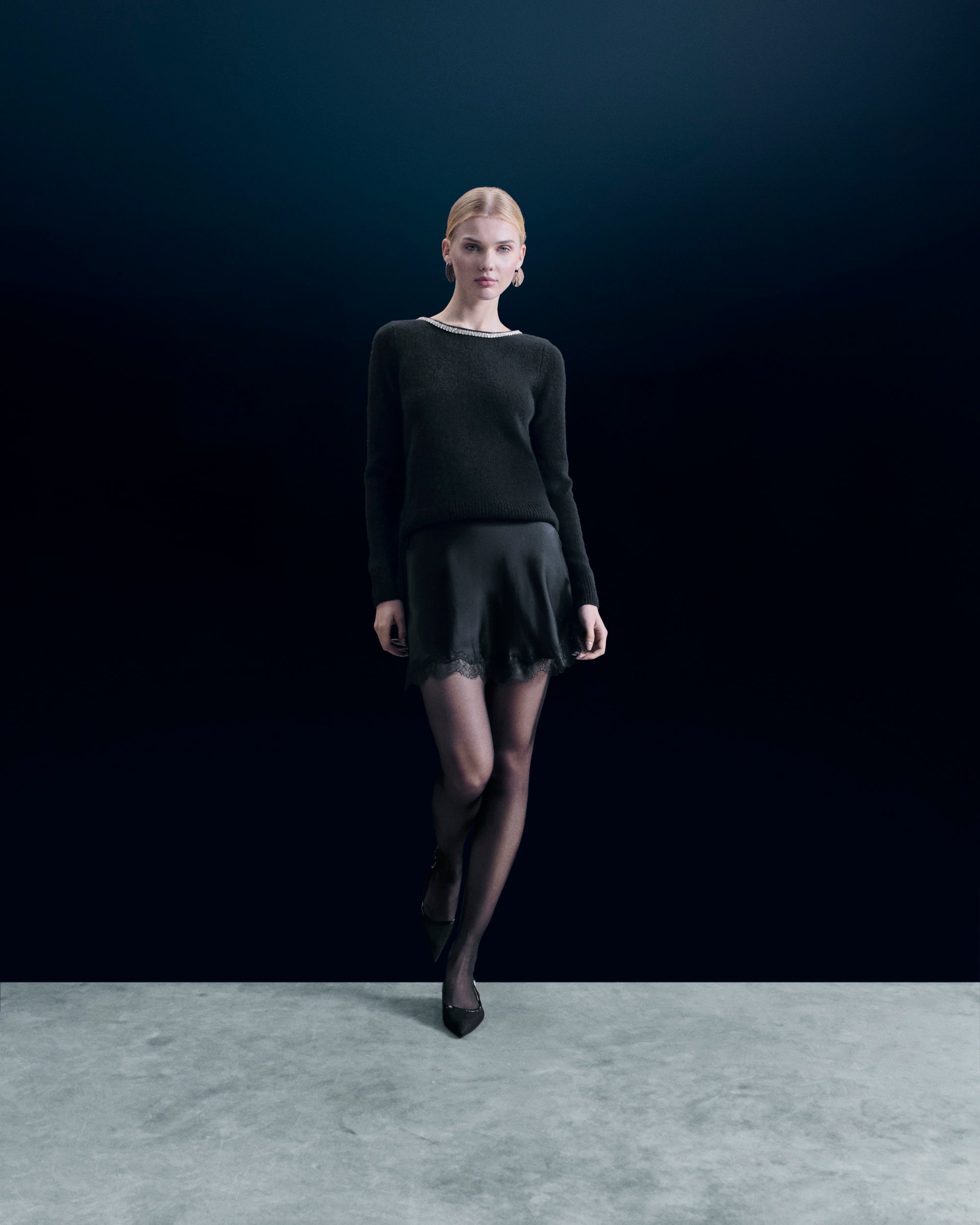NOIR / NEW / QTY : 4 / Pull Col Rond Strass Dos Nu - Noir