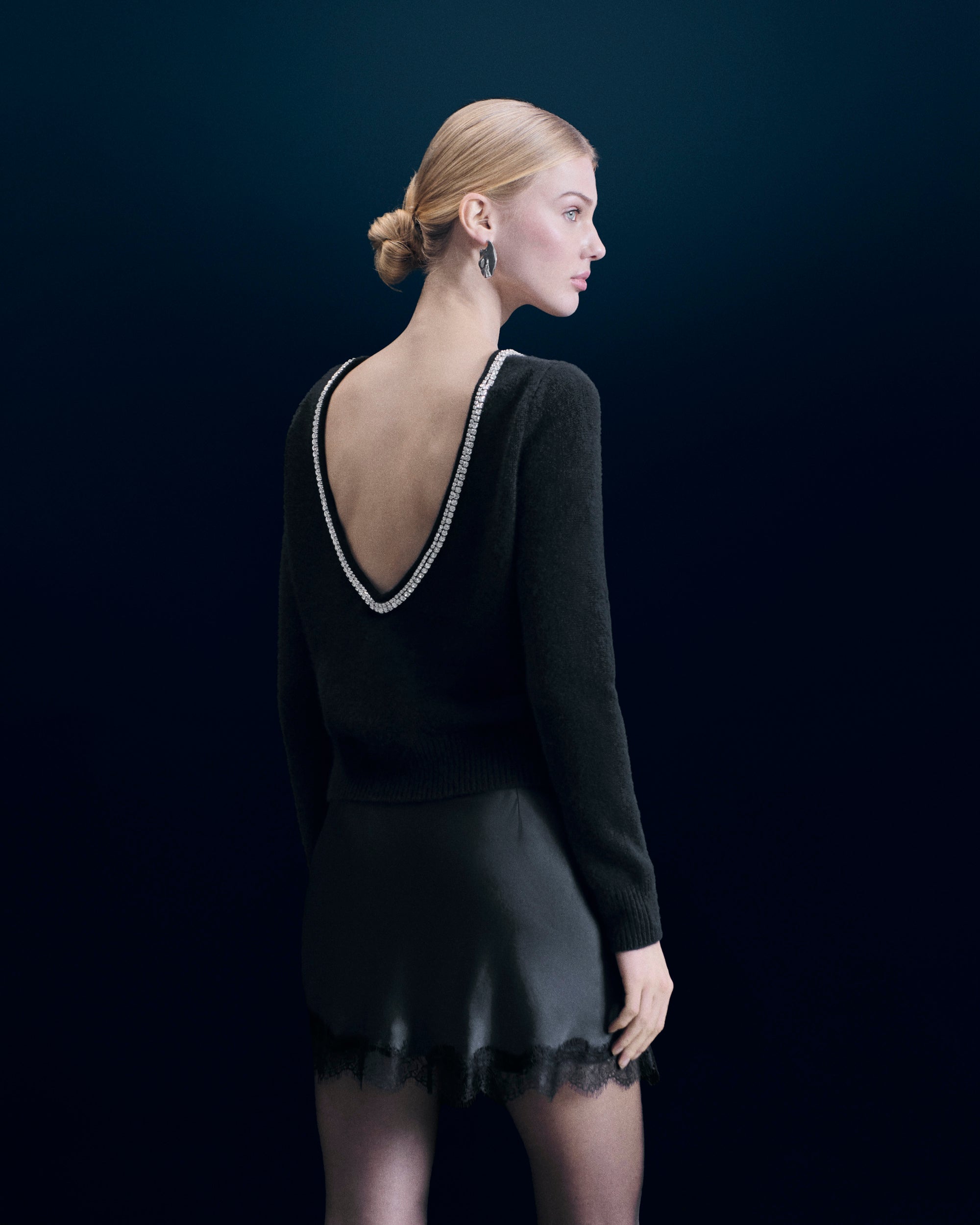 NOIR / NEW / QTY : 4 / Pull Col Rond Strass Dos Nu - Noir
