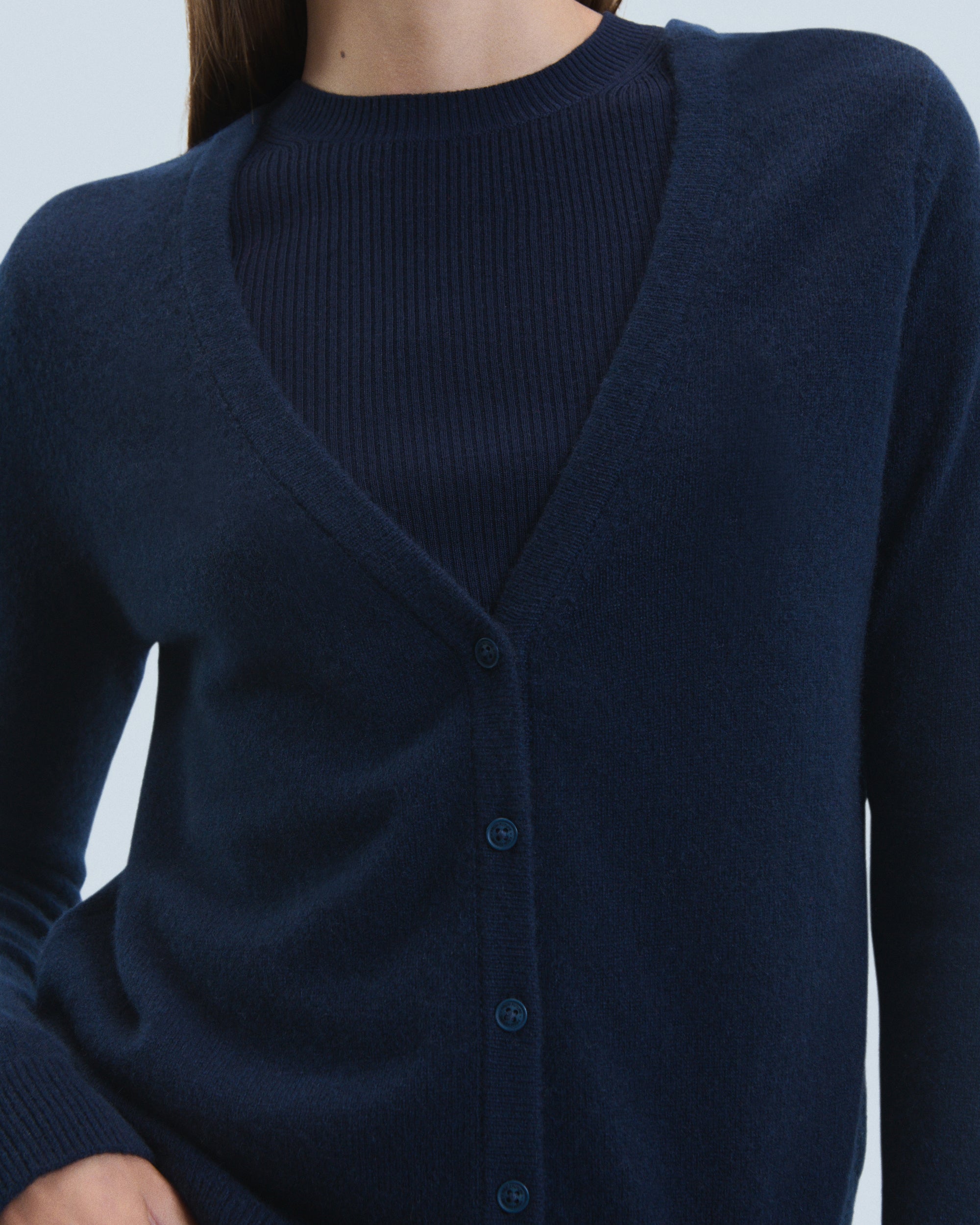 NAVY / NEW / QTY : 14 / Pull Col Rond Dos Nu à Boutons - Navy