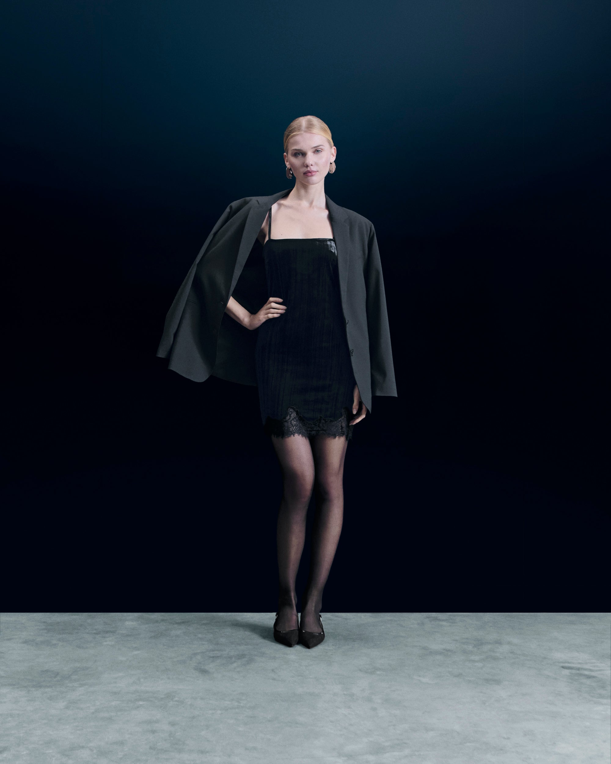 NOIR / NEW / QTY : 135 / Robe Courte Bretelle Velours Crinkle - Noir