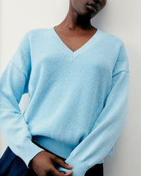 Y. ONLY PORTE / MAGIC BLUE / NEW / QTY : 27 / Pull Col V Maille Perlée - Magic Blue