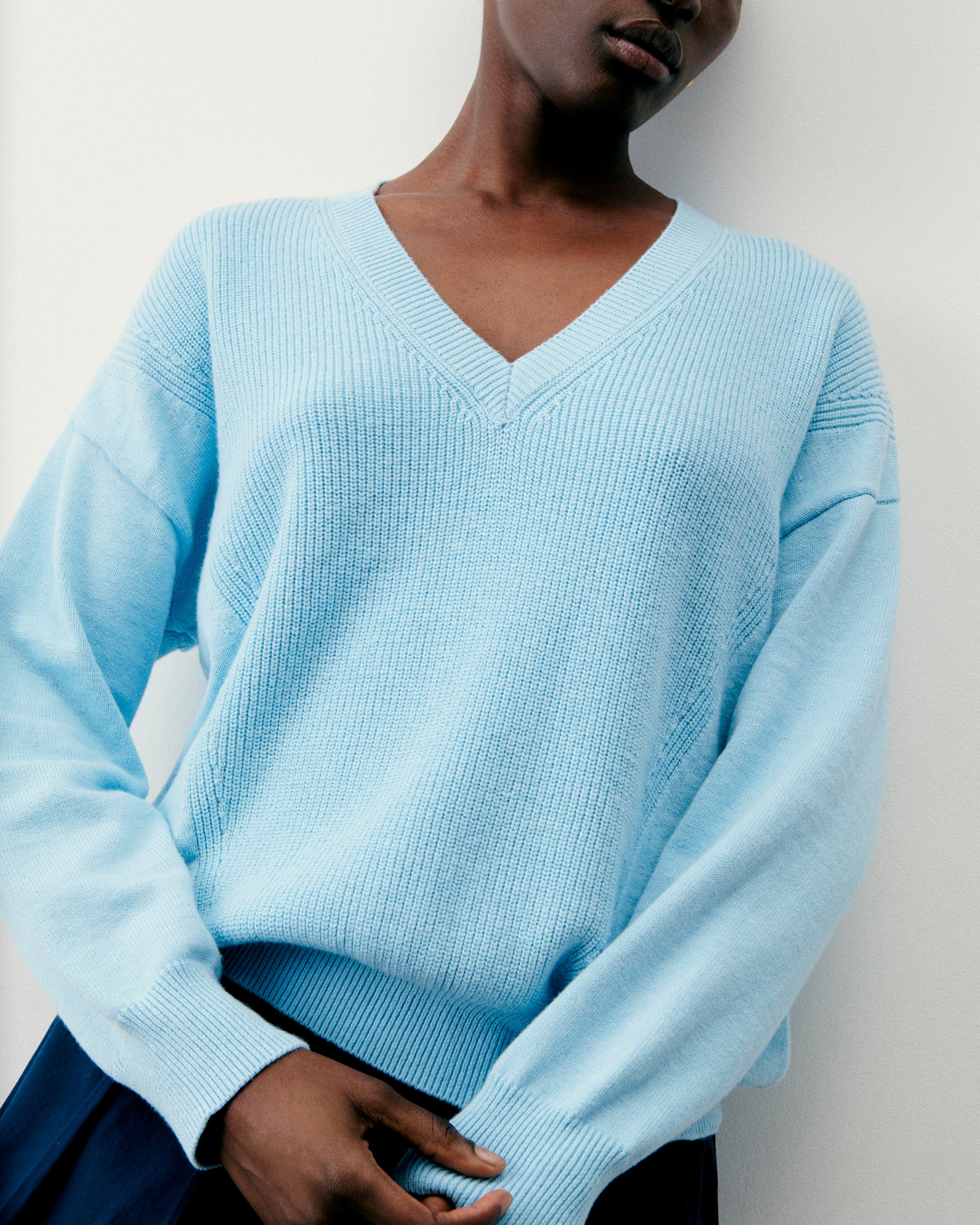 Y. ONLY PORTE / MAGIC BLUE / NEW / QTY : 27 / Pull Col V Maille Perlée - Magic Blue