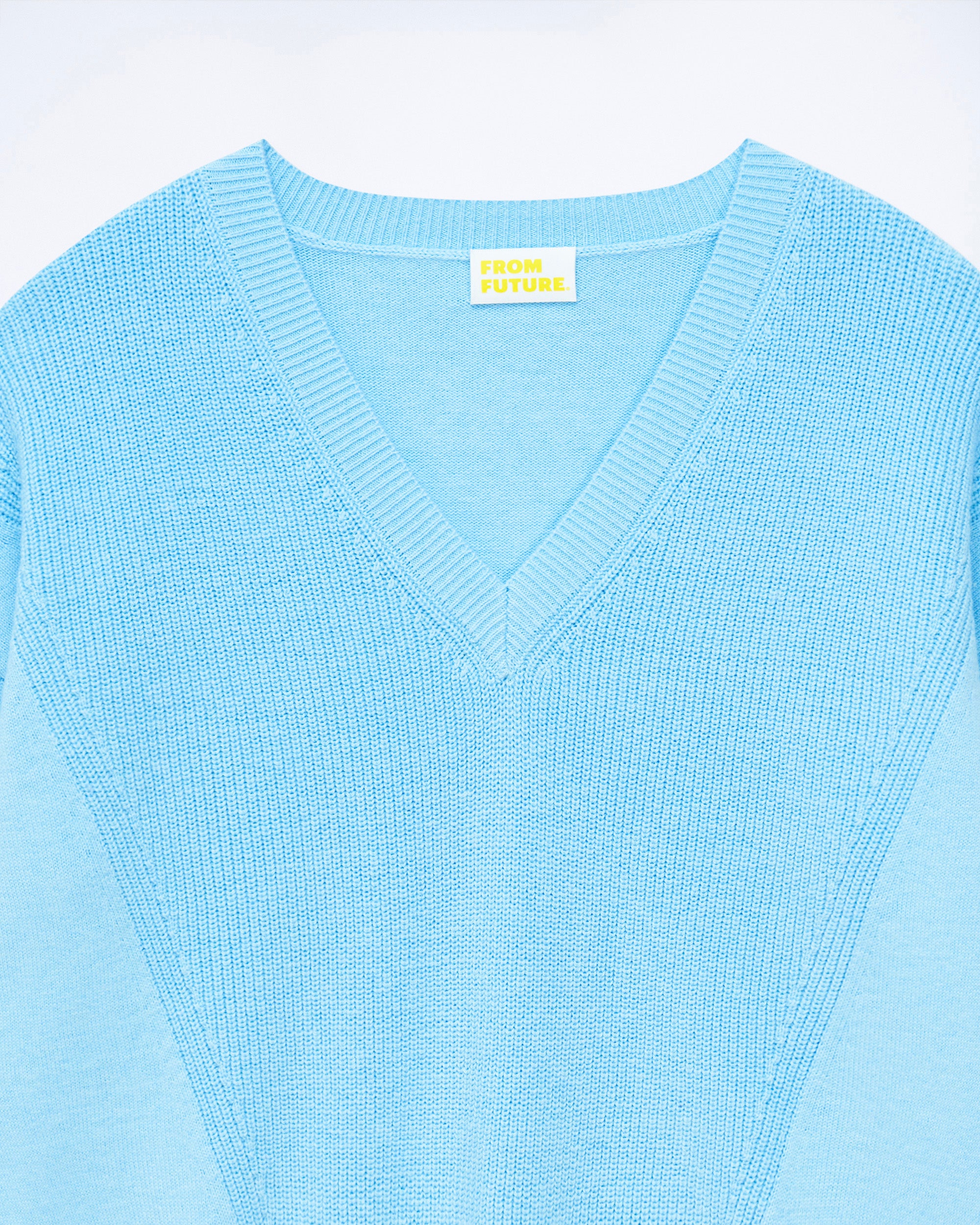 Y. ONLY PORTE / MAGIC BLUE / NEW / QTY : 27 / Pull Col V Maille Perlée - Magic Blue