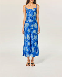 Robe longue à bretelles Gisele en soie - Romantic Roses Bleu