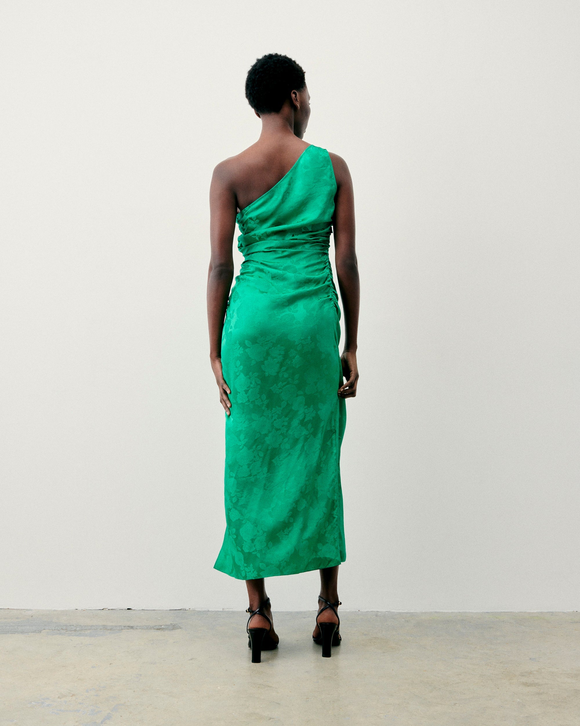 ROSES JACQUARD GREEN / DJV / QTY : 19 / Robe Longue Asymétrique Adele - Roses Jacquard Green