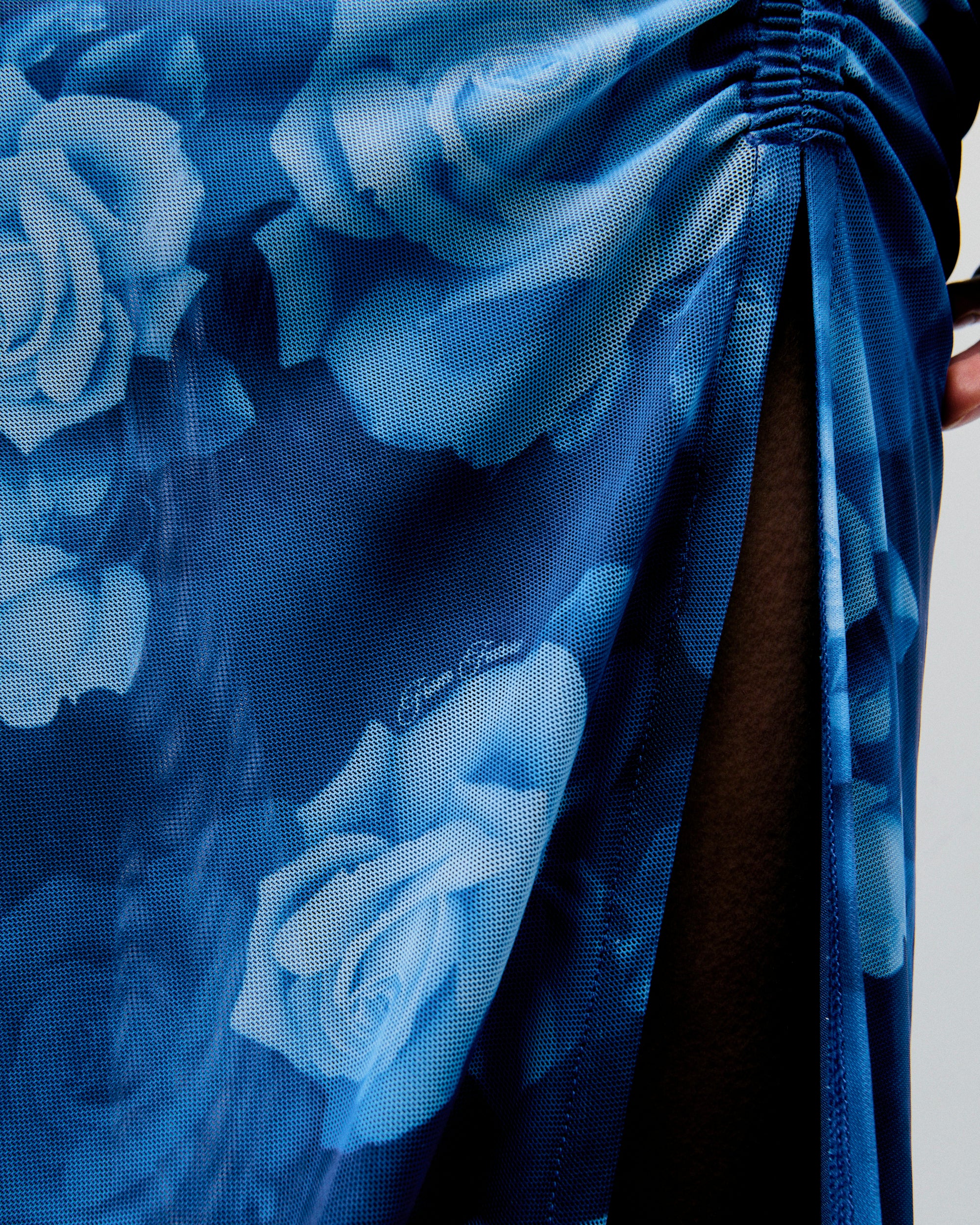ROMANTIC ROSES BLEU / NEW / QTY : 1 / Robe Longue Bretelles Fines Mesh - Romantic Roses Bleu