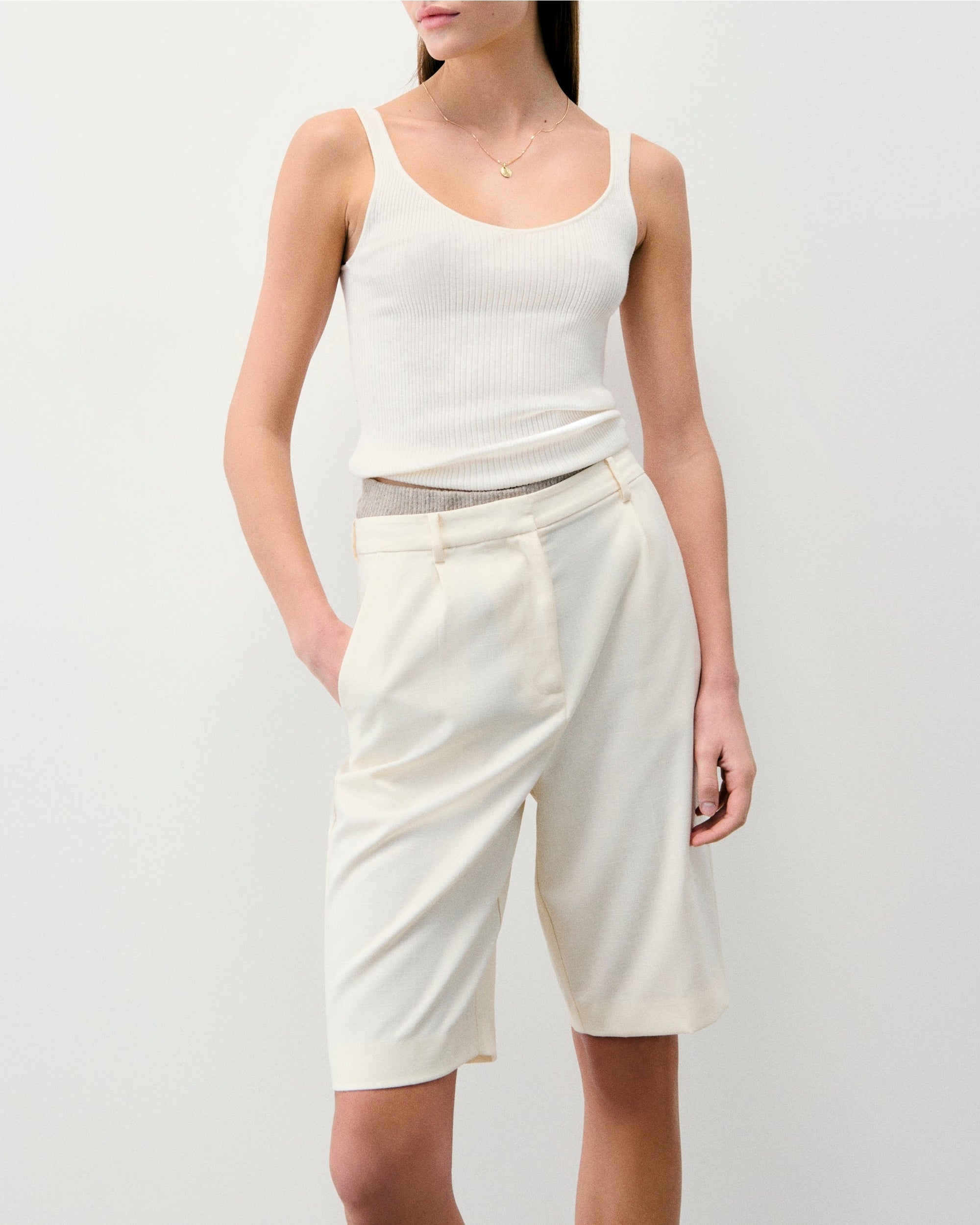 Pleated Bermuda shorts - Ecru