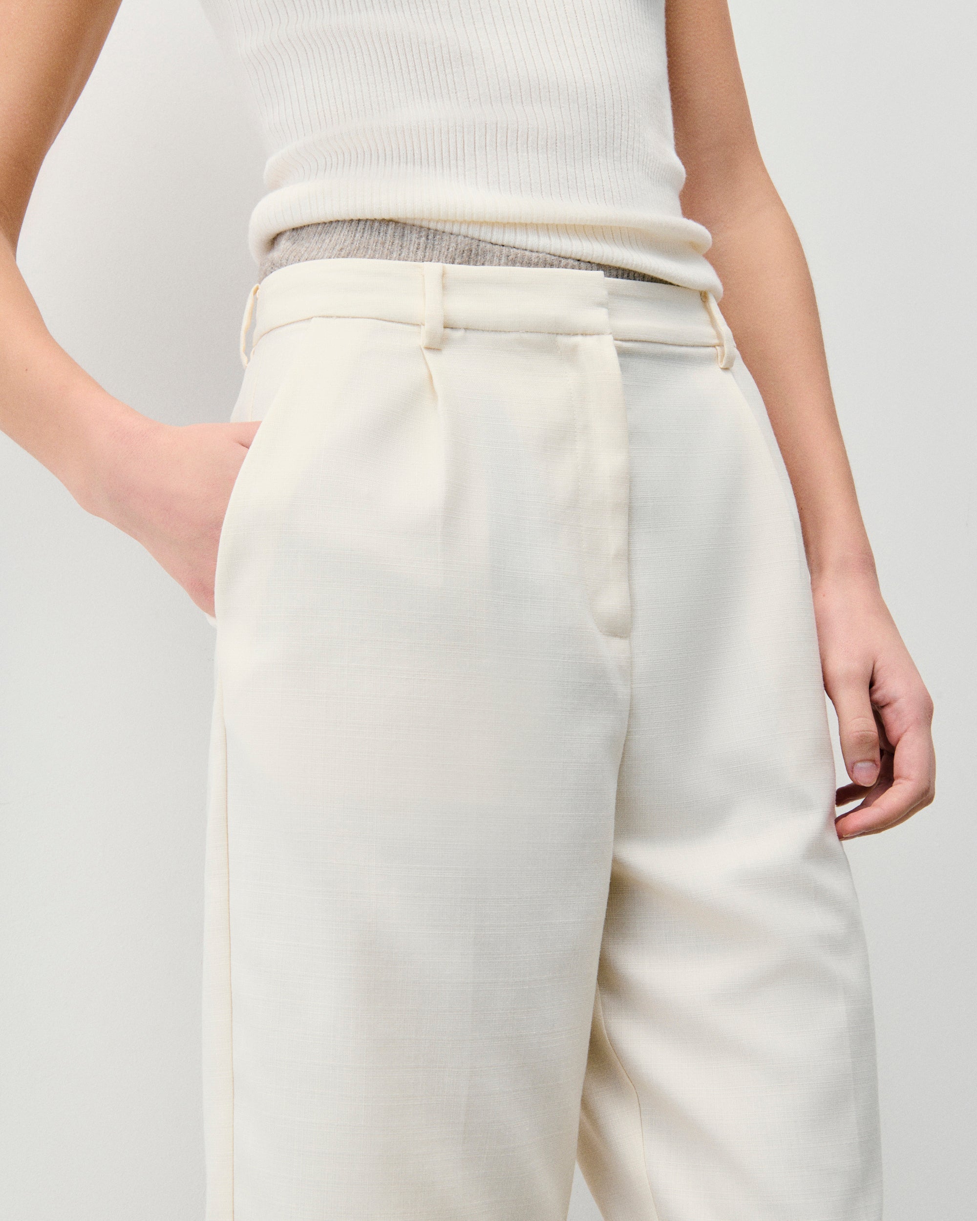 Pleated Bermuda shorts - Ecru