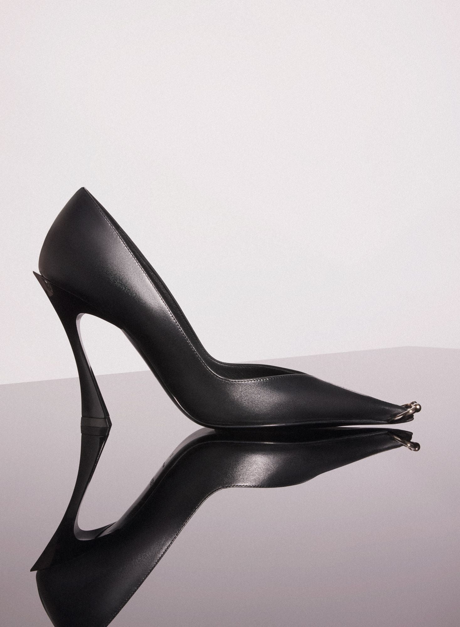 IVORY LEATHER PIERCING FANG 95 PUMP