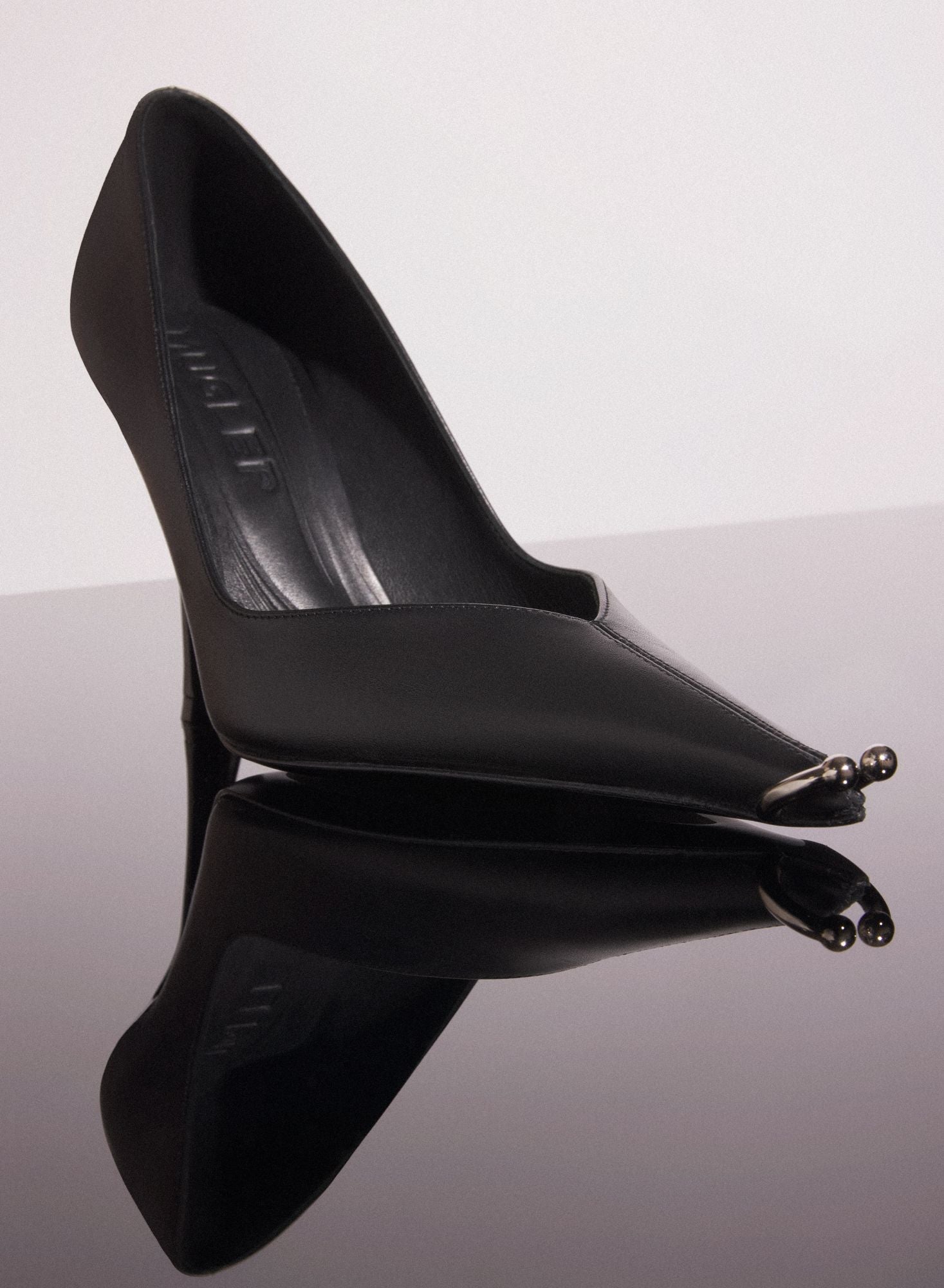 IVORY LEATHER PIERCING FANG 95 PUMP