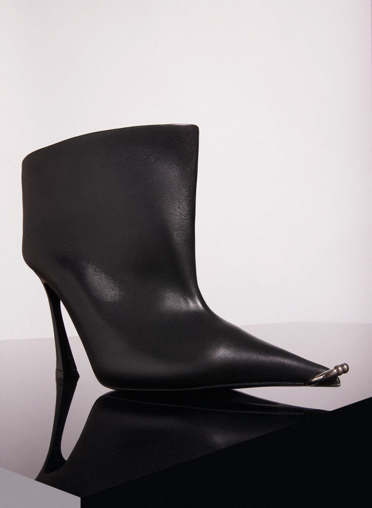 BLACK LEATHER PIERCING FANG 95 ANKLE BOOTS